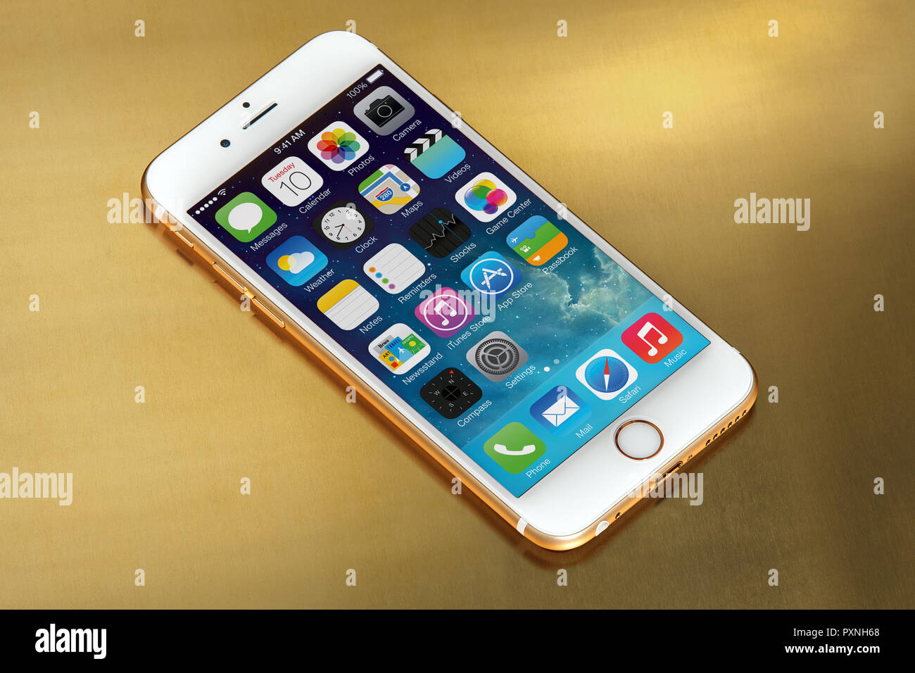 IPhone 6s auf Gold Platte, mit Freistellungspfad Stockfoto