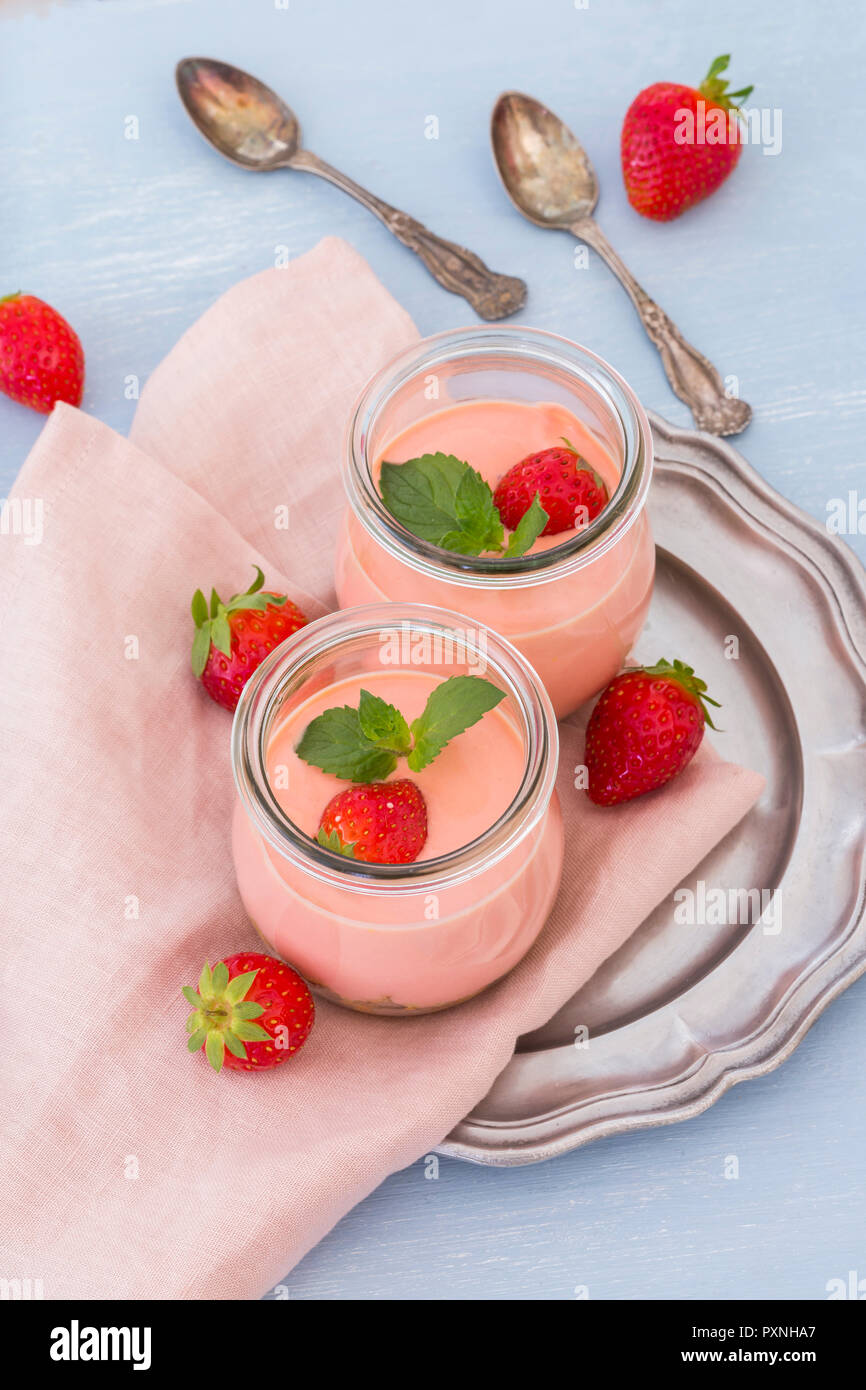 Zwei Gläser Erdbeer trifle mit mascarponecreme und Amarettini Stockfoto