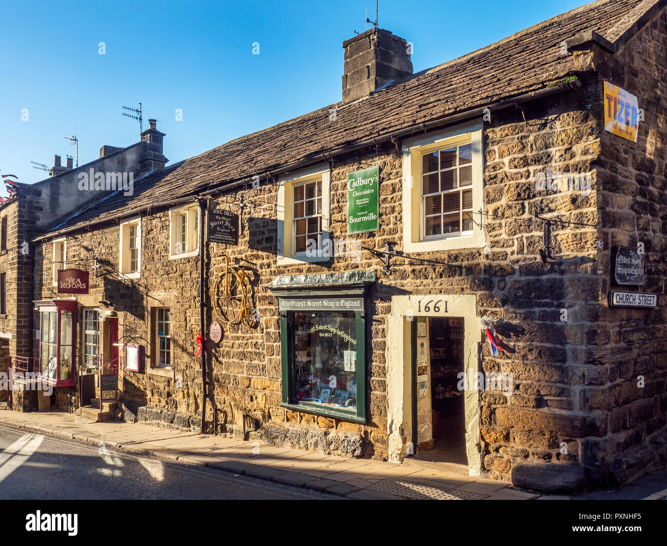 Tea Room und Älteste Sweet Shop in England auf der High Street in Pateley Bridge North Yorkshire England Stockfoto