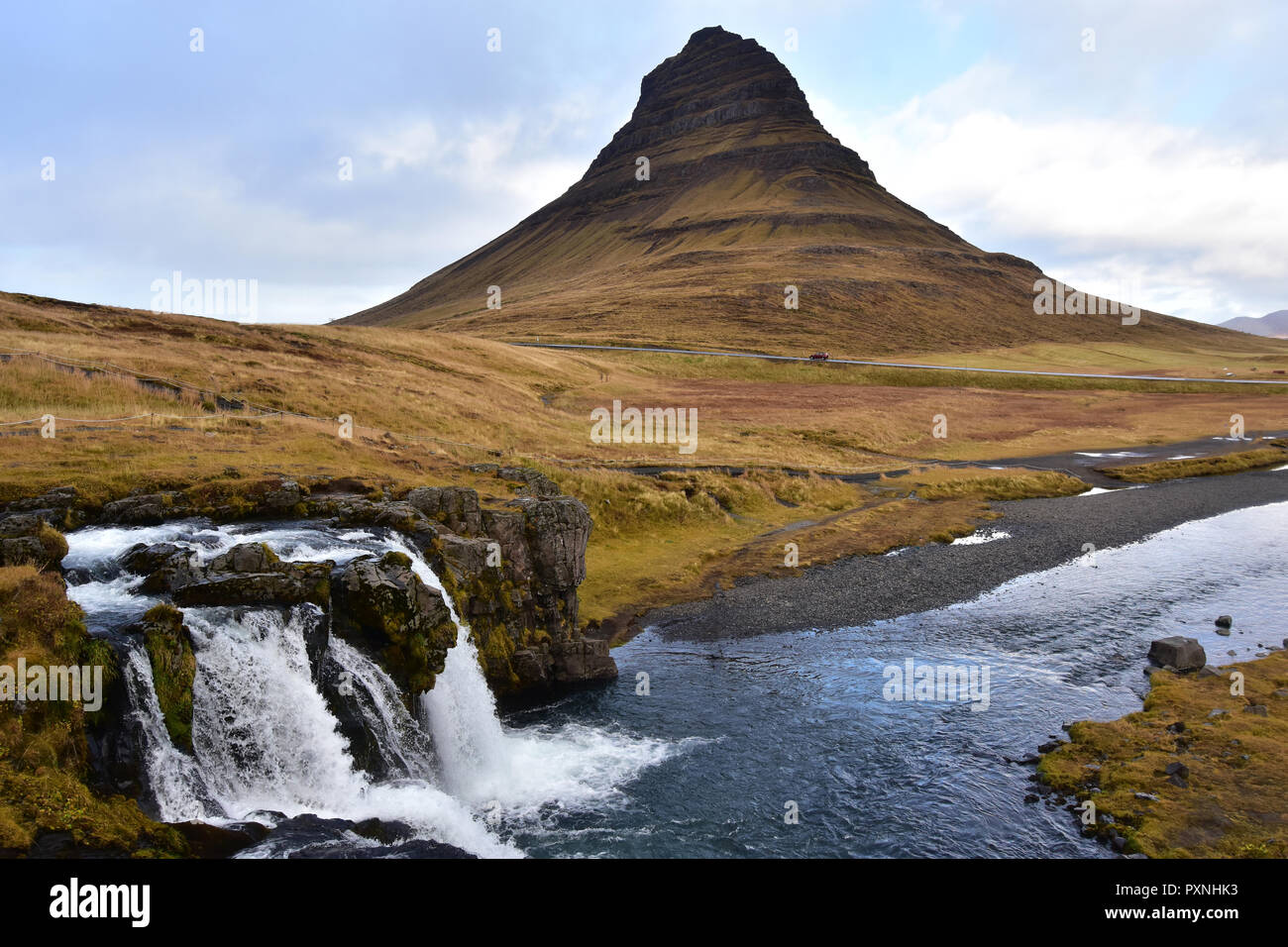 Kirkjufell Berg und kirkjufellfoss Wasserfall in Island im Oktober Stockfoto