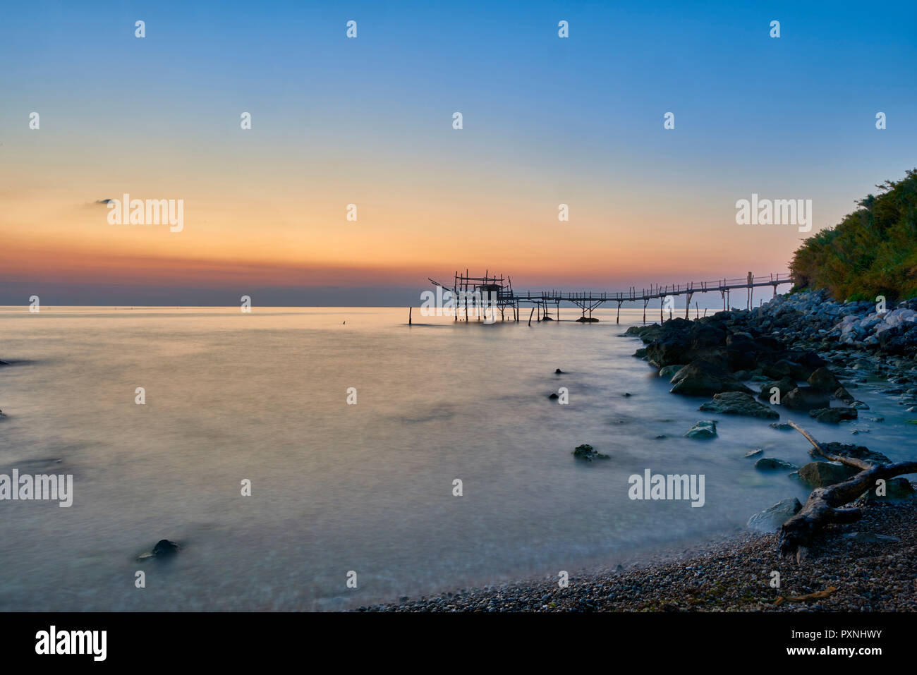 Italien, Abruzzen, San Vito Chietino, Trabocchi Küste, trabocco Turchino bei Sonnenaufgang Stockfoto