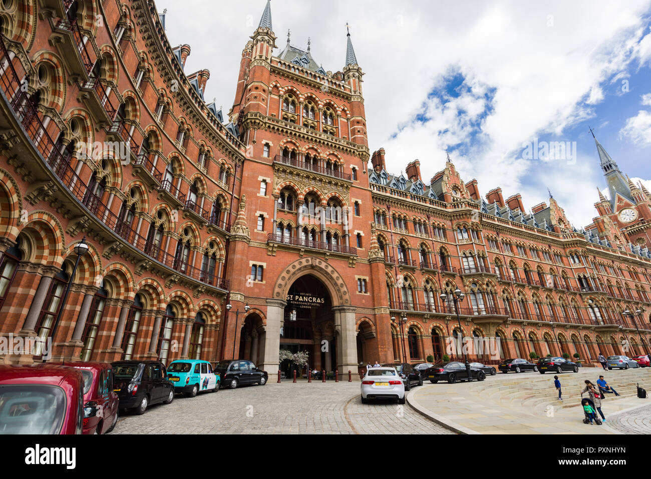 Fassade der St. Pancras Renaissance Hotel, Eingang, geparkte Fahrzeuge und Personen, London UK Stockfoto