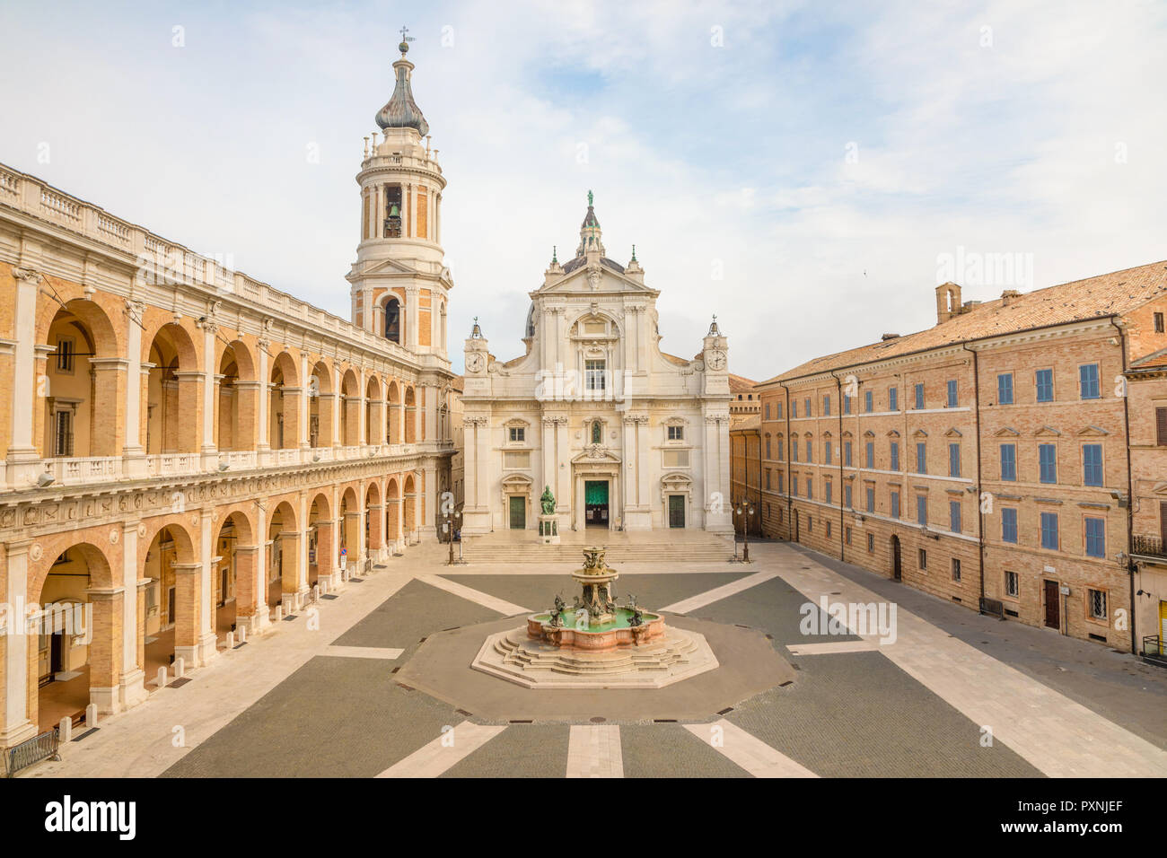 Platz von Loreto, Basilica della Santa Casa in sonniger Tag, Portikus an der Seite, die Menschen auf dem Platz in Loreto, Ancona, Italien Stockfoto