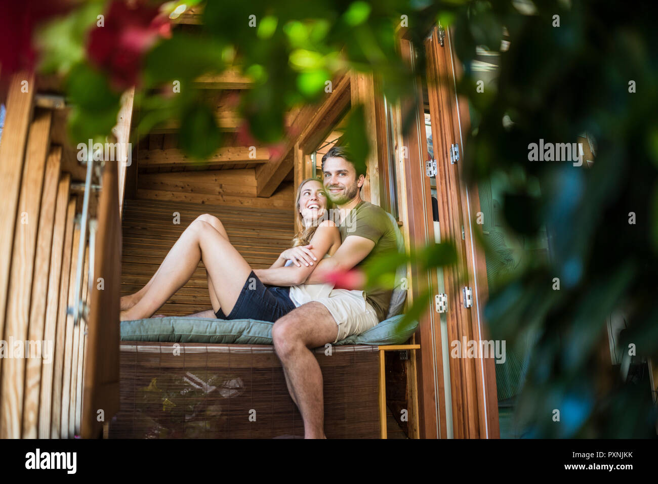 Glückliches Paar Entspannen auf dem Balkon Stockfoto