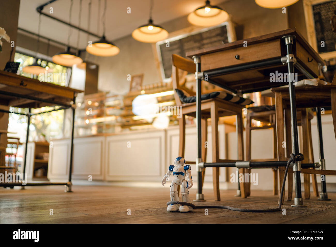 Spielzeug Roboter angeleint zu Tabelle Bein in einem Coffee Shop Stockfoto