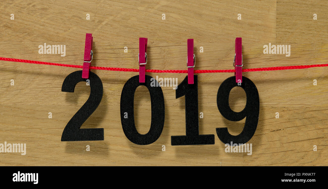 2019 Nummern hängen auf der Wäscheleine mit Wäscheklammern Stockfoto