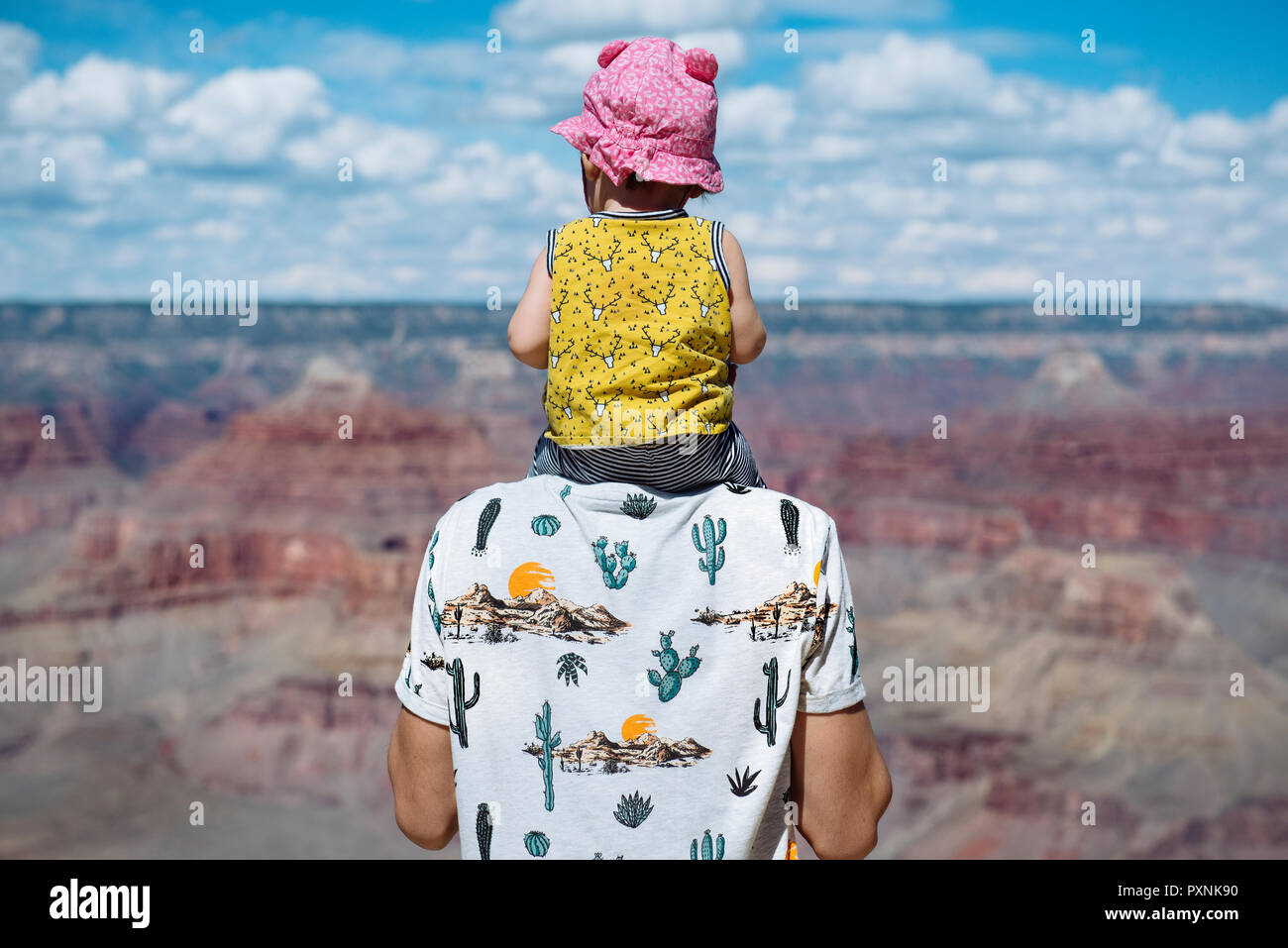 USA, Arizona, der Grand Canyon National Park, Vater und Baby Mädchen die Aussicht genießen, Rückansicht Stockfoto