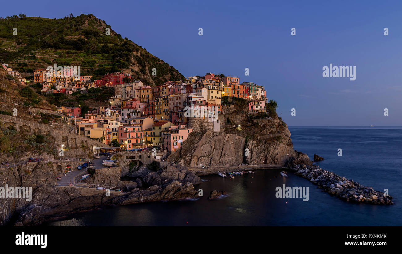 Der Küstenort Manarola durch die blaue Stunde Licht beleuchtet, Cinque Terre, Ligurien, Italien Stockfoto