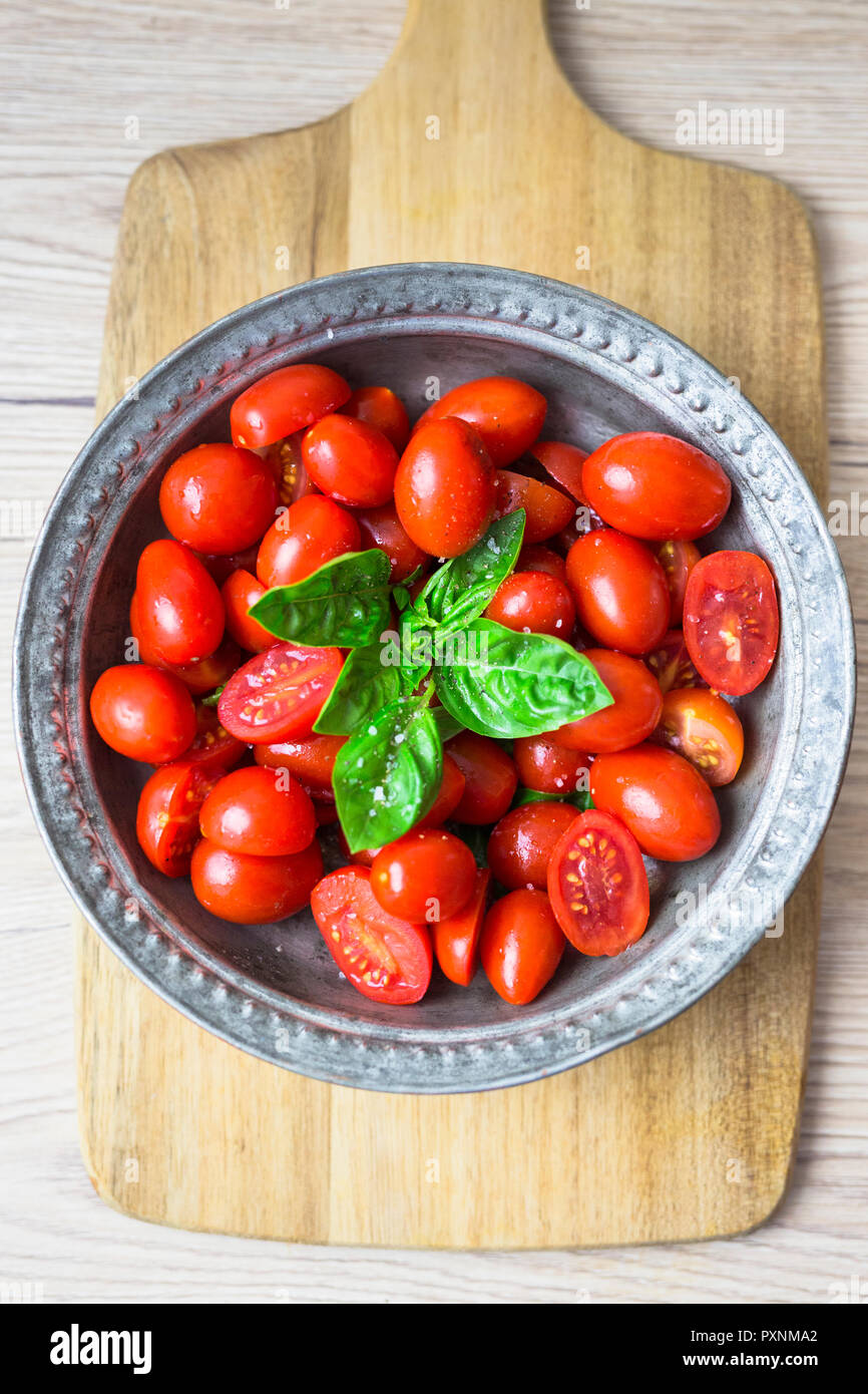 Tomaten und Basilikum in Zink Schale, Ansicht von oben Stockfoto