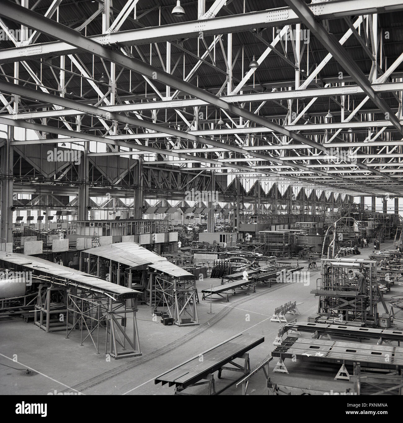 1950er Jahre, historische Bild, Flugzeuge gebaut wird oder innerhalb eines großen Bügel oder Fabrik, England, UK montiert. In den Vordergrund, kann man sehen, Teile der Flügel gebaut wird. Stockfoto