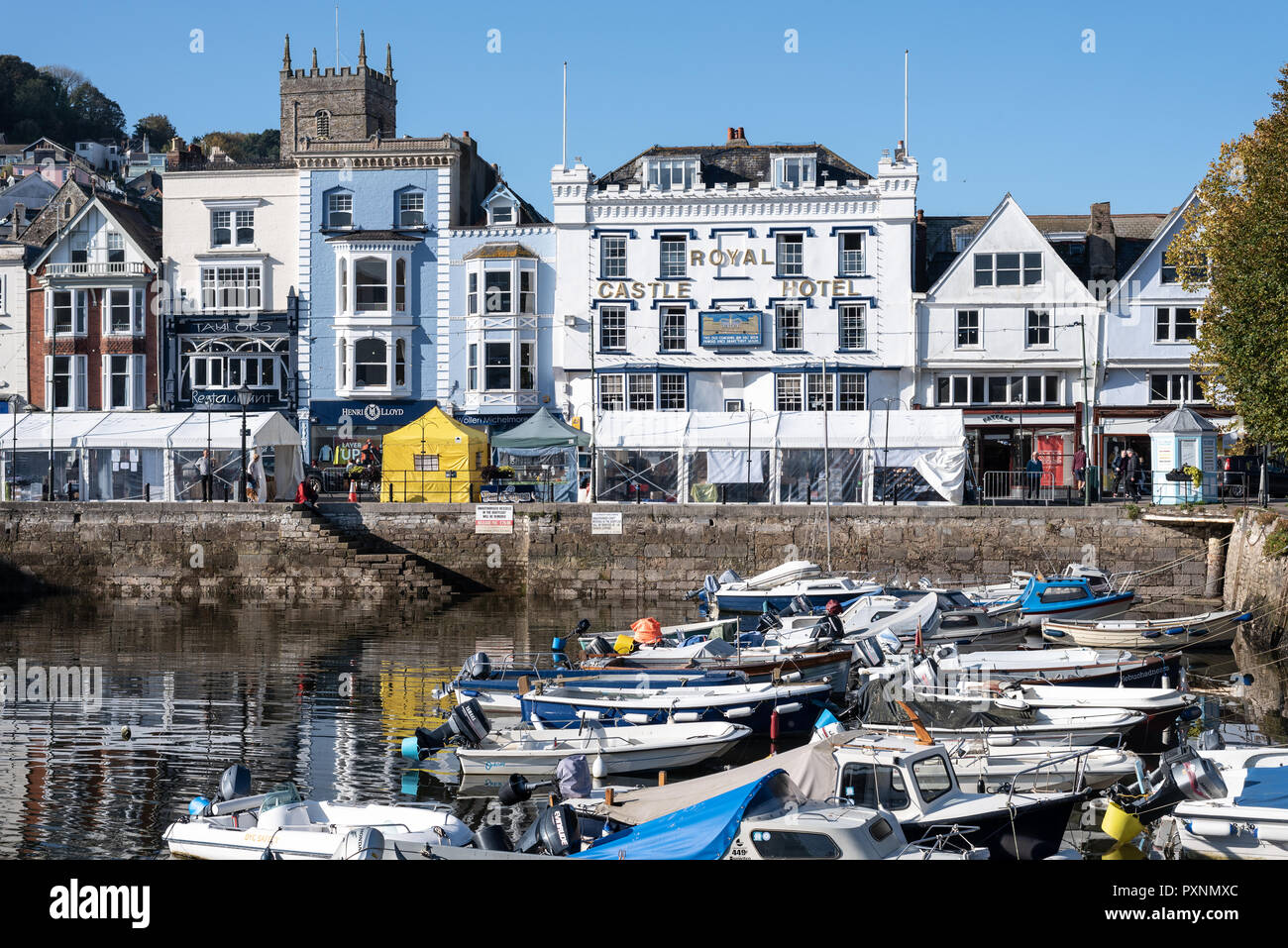 Das königliche Schloss Hotel mit Blick auf den Yachthafen an der Dartmouth, Devon, Großbritannien Stockfoto