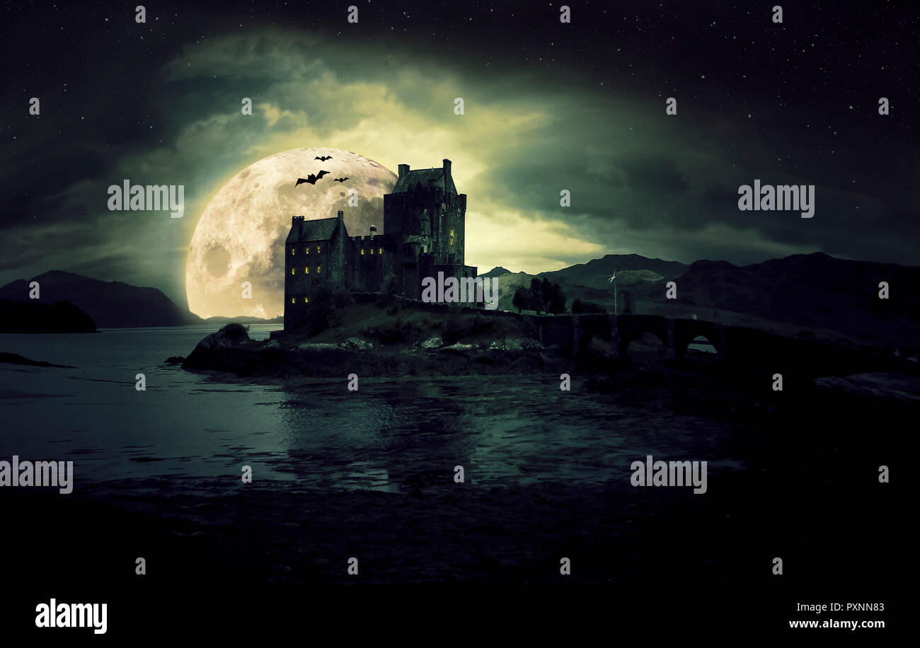 Mystic unheimliche Eilean Donan Castle in Schottland mit dem Meer um es dunkle Wolken den Mond und Fledermäuse für Halloween haunted Stockfoto