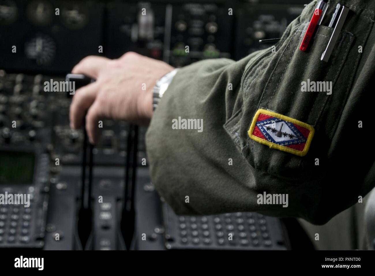 Us Air Force Reserve Oberstleutnant Chris Dickens, Assistant Operations Officer, 327 Airlift Squadron, übernimmt die Kontrolle über eine C-130J Super Hercules Drosselklappe während eines Fluges in der Nähe von Little Rock Air Force Base, Arche, 15. Juni 2017. Dickens war Teil des 913Th Airlift Group der erste 3-schiff Mission der bemannten vollständig von Finden Flieger. Stockfoto