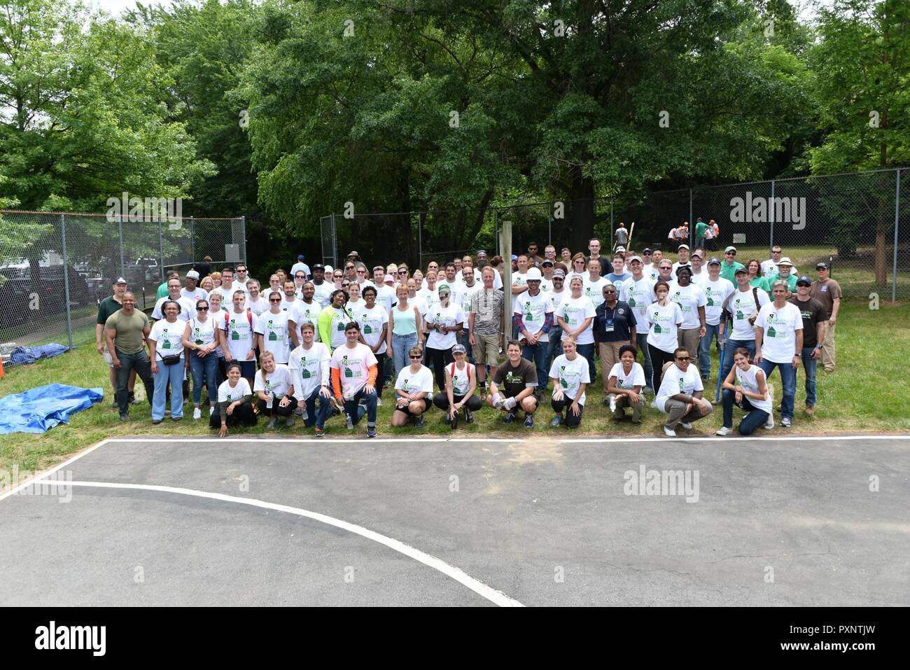 Über 200 freiwillige Helfer aus der 70th Intelligence, Surveillance, Reconnaissance Flügel, National Capitol Region service Mitglieder gemeinsam den Wiederaufbau Ann Arundel County und CBRE posieren für ein Gruppenfoto während der ersten Wiederaufbau der lokalen Nachbarschaft Juni 16, 2017 in Bowie, Md In einer neuen Initiative, RTAAC ein auf drei Jahre angelegtes Projekt Wohnungen für Einkommensschwache Bewohner in der Notwendigkeit innerhalb der Grafschaft zu Reparatur erstellt. Stockfoto