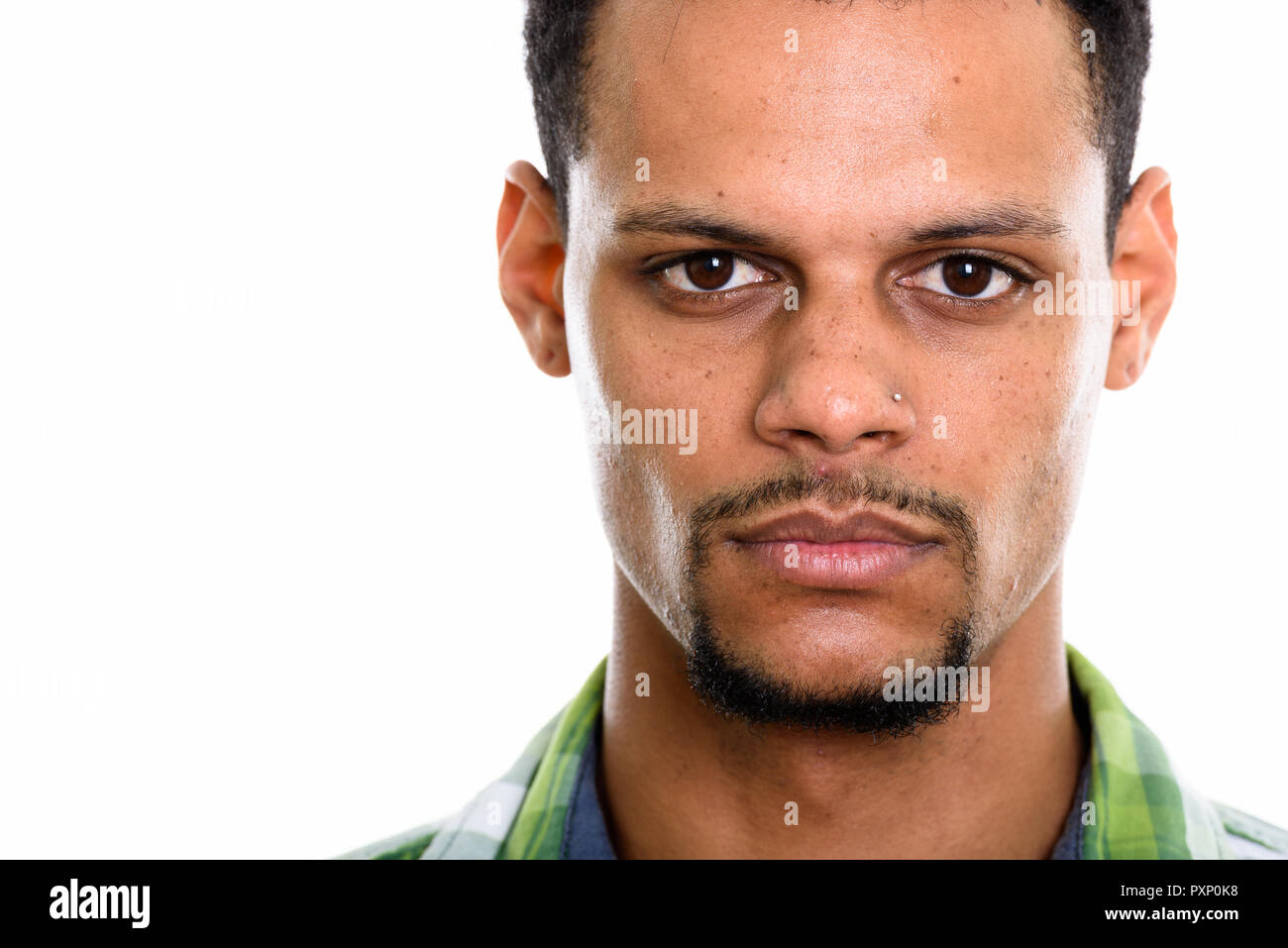 Close up Portrait von jungen afrikanischen Mann an der Kamera auf der Suche Stockfoto