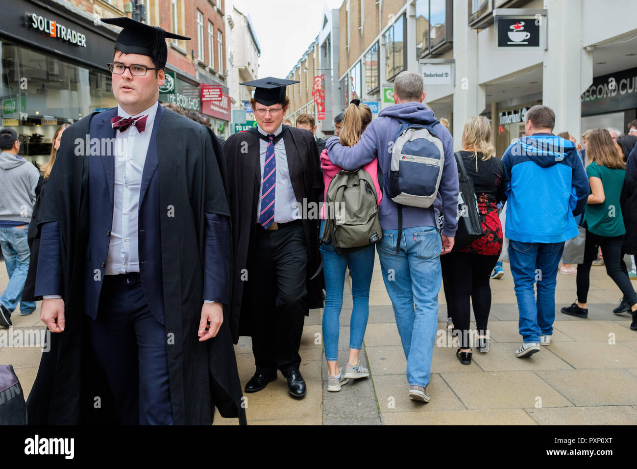 Stadt und Kleid. Michaelmas Term Grad Prozession durch das Stadtzentrum von Cambridge. Stockfoto