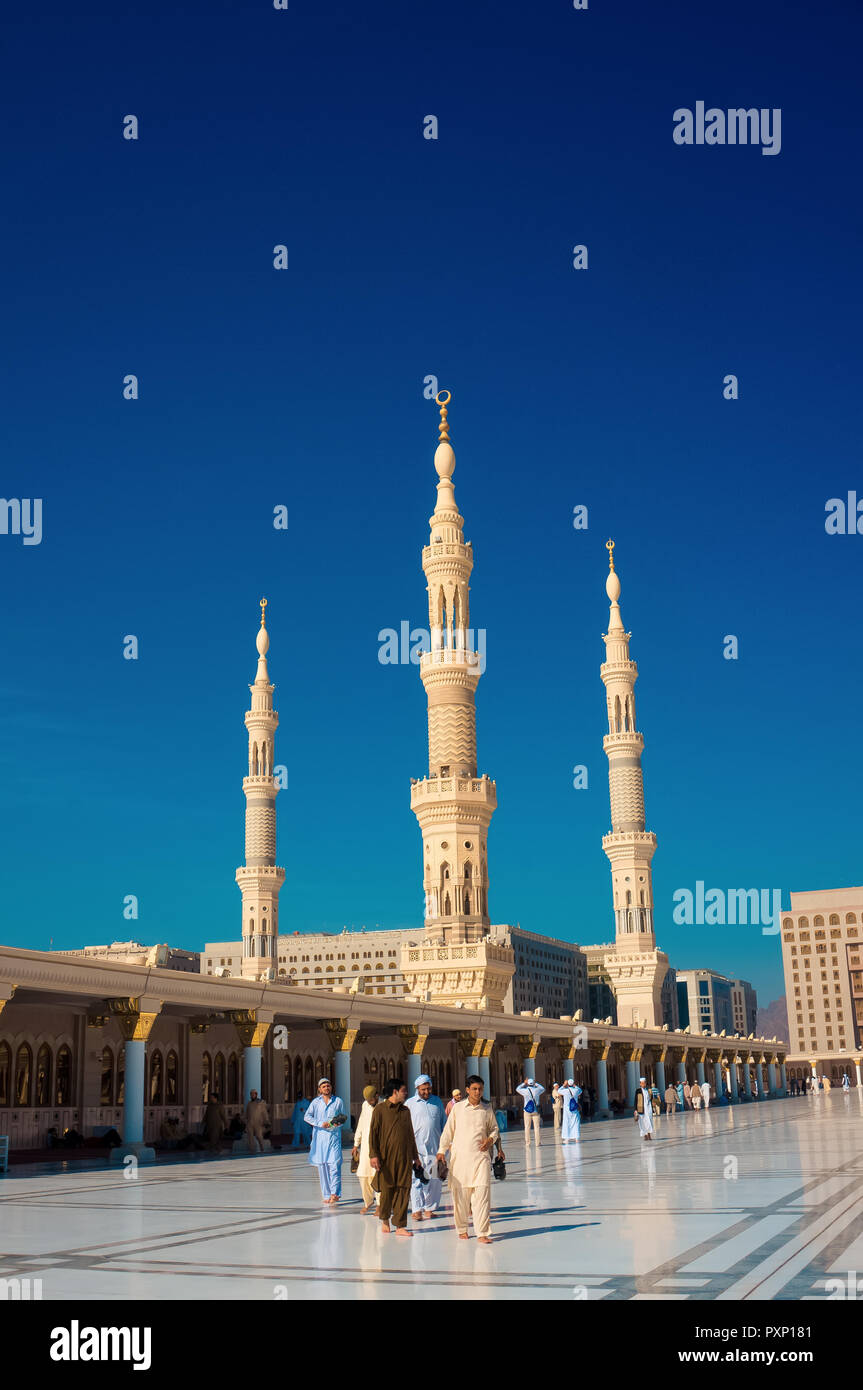 Außenansicht des Minarett einer Moschee aus der Verbindung. masjid al Nabawi Minarette in Madinah, Saudi-Arabien Stockfoto