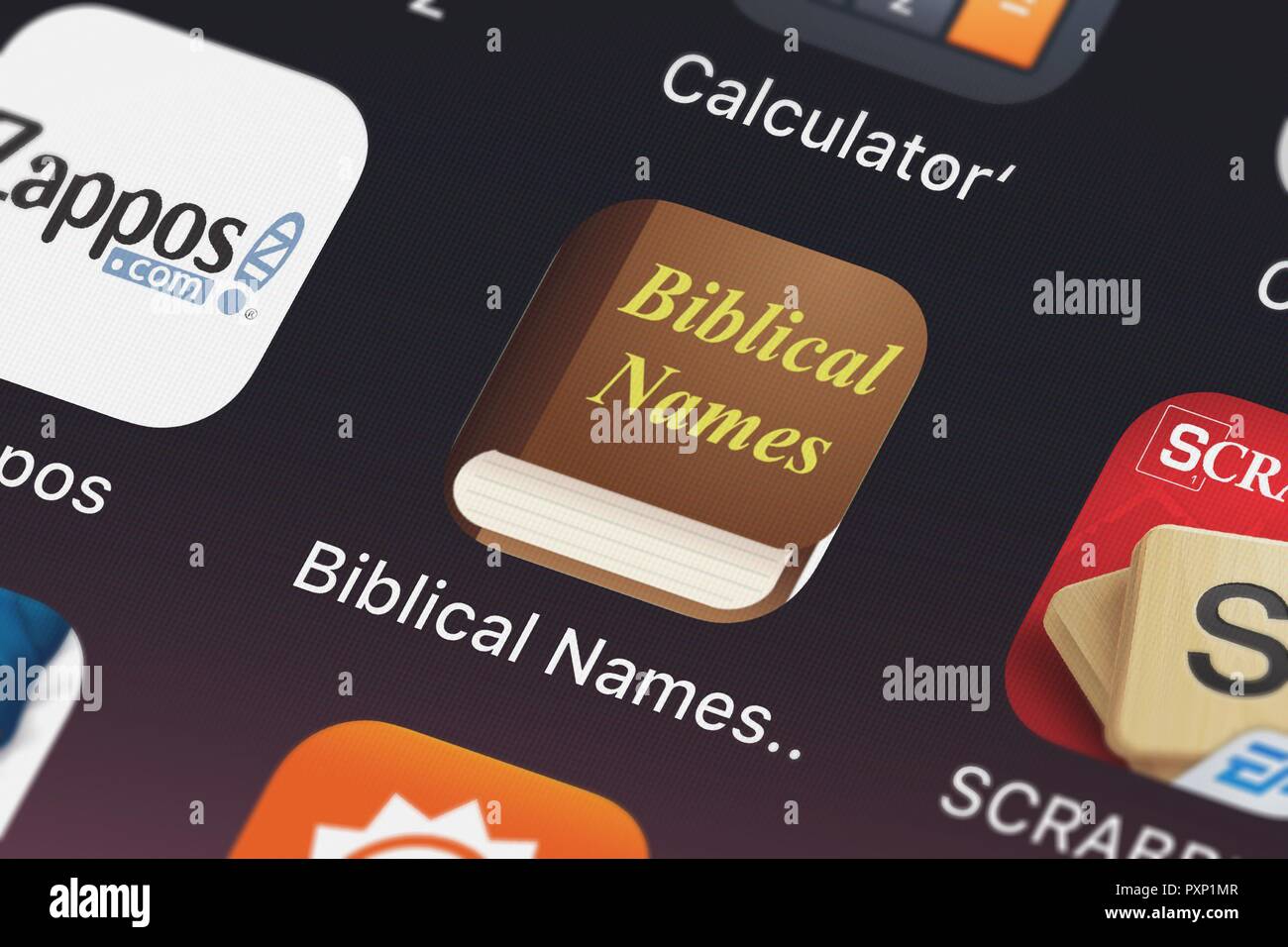 London, Großbritannien, 23. Oktober 2018: Nahaufnahme der biblischen Namen mit Bedeutung und Kontext von Bibel mobile App von Oleg Shukalovich. Stockfoto
