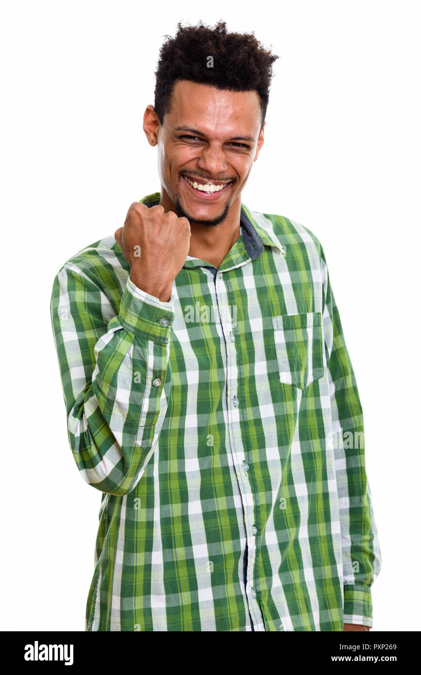 Studio shot junger afrikanischer Mann glücklich lächelnd, während sie Mot Stockfoto
