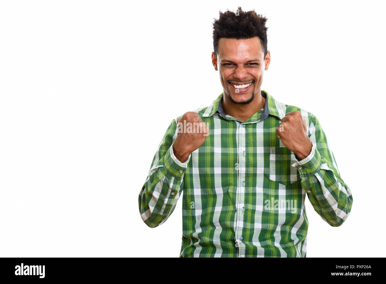 Studio shot junger afrikanischer Mann glücklich lächelnd, während sie Exc Stockfoto