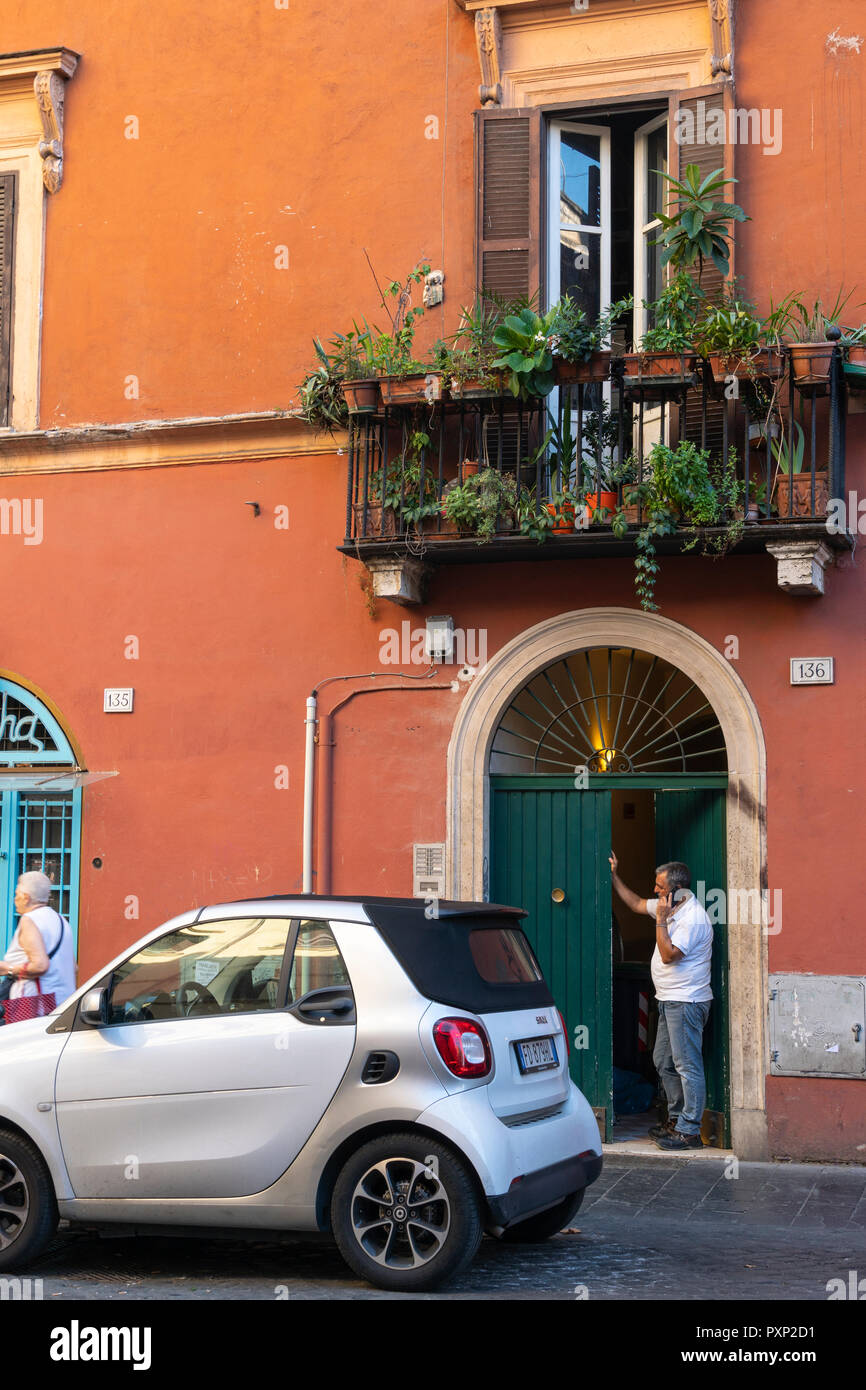 Straßenszene in der traditionellen, Trastevere Viertel von Rom in Italien. Stockfoto
