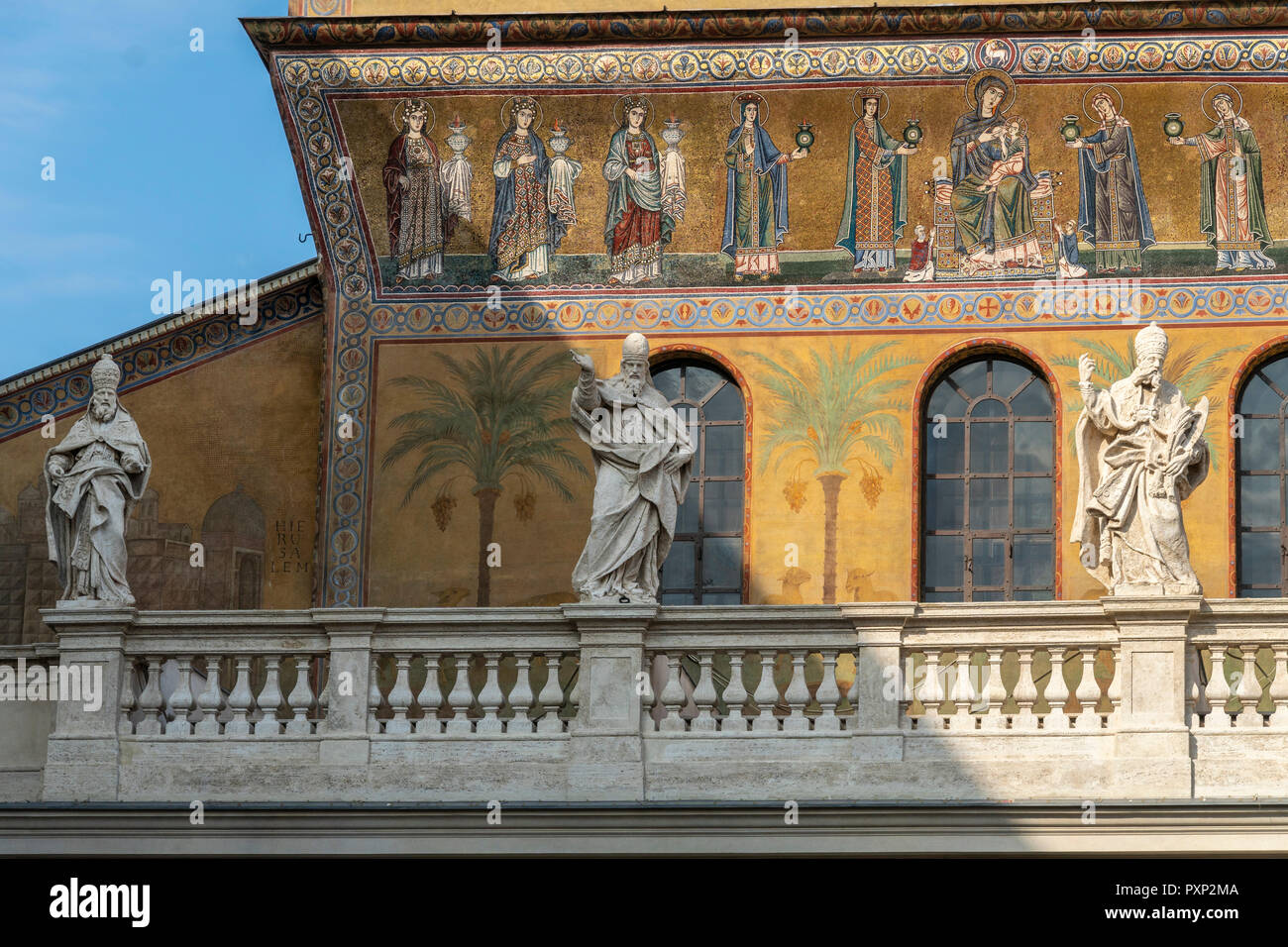 12. jahrhundert Mosaiken mit der Darstellung der Maddona und Kind auf der Fassade der Basillica von Santa Maria in Trastevere, einem der ältesten Kirchen in Rom. Tr Stockfoto