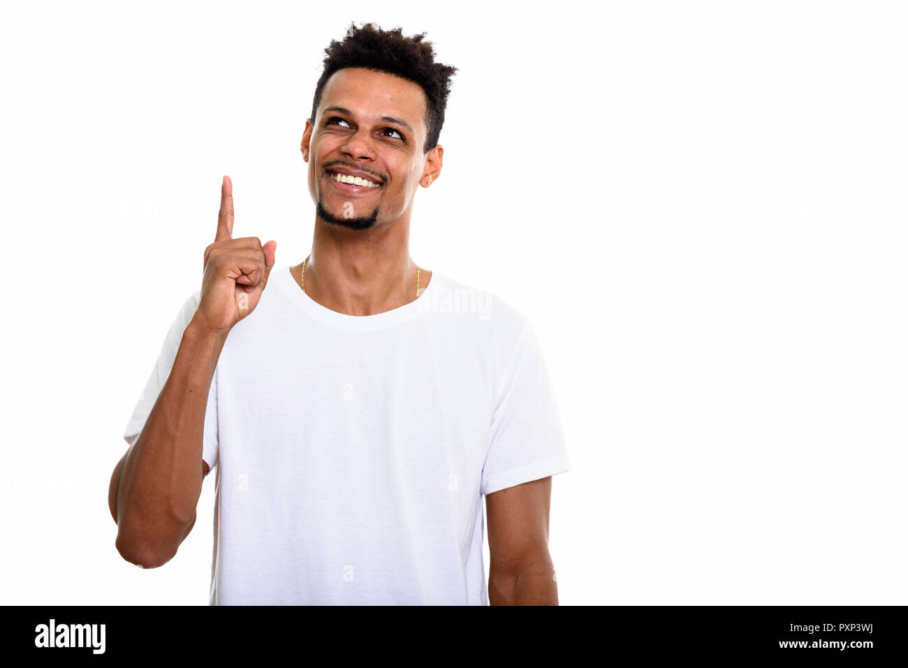 Nachdenkliche junge glücklich afrikanischer Mann lächelnd, während Zeigefinger Stockfoto