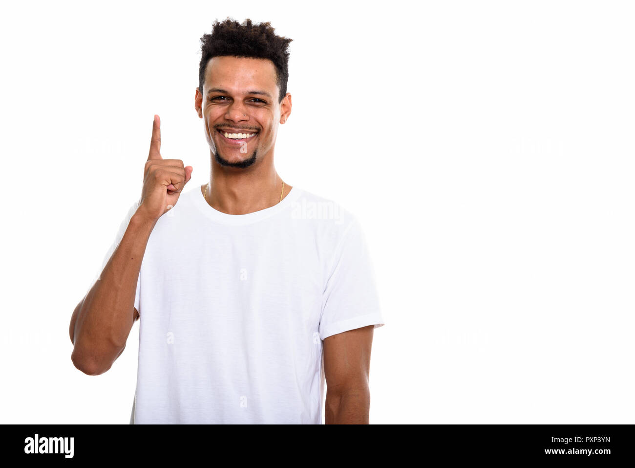Studio shot junger afrikanischer Mann glücklich lächelnd, während nach fi Stockfoto