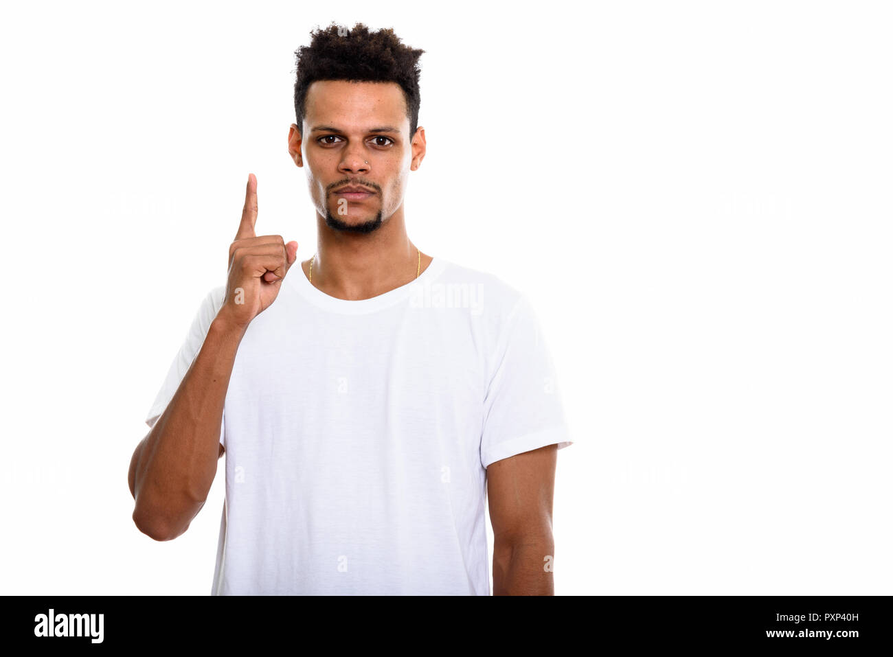 Studio shot junger afrikanischer Mann zeigt mit dem Finger auf Stockfoto