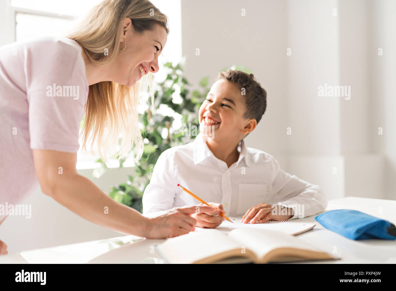 Mutter Hilfe Black Boy Hausaufgaben zu Hause Stockfoto