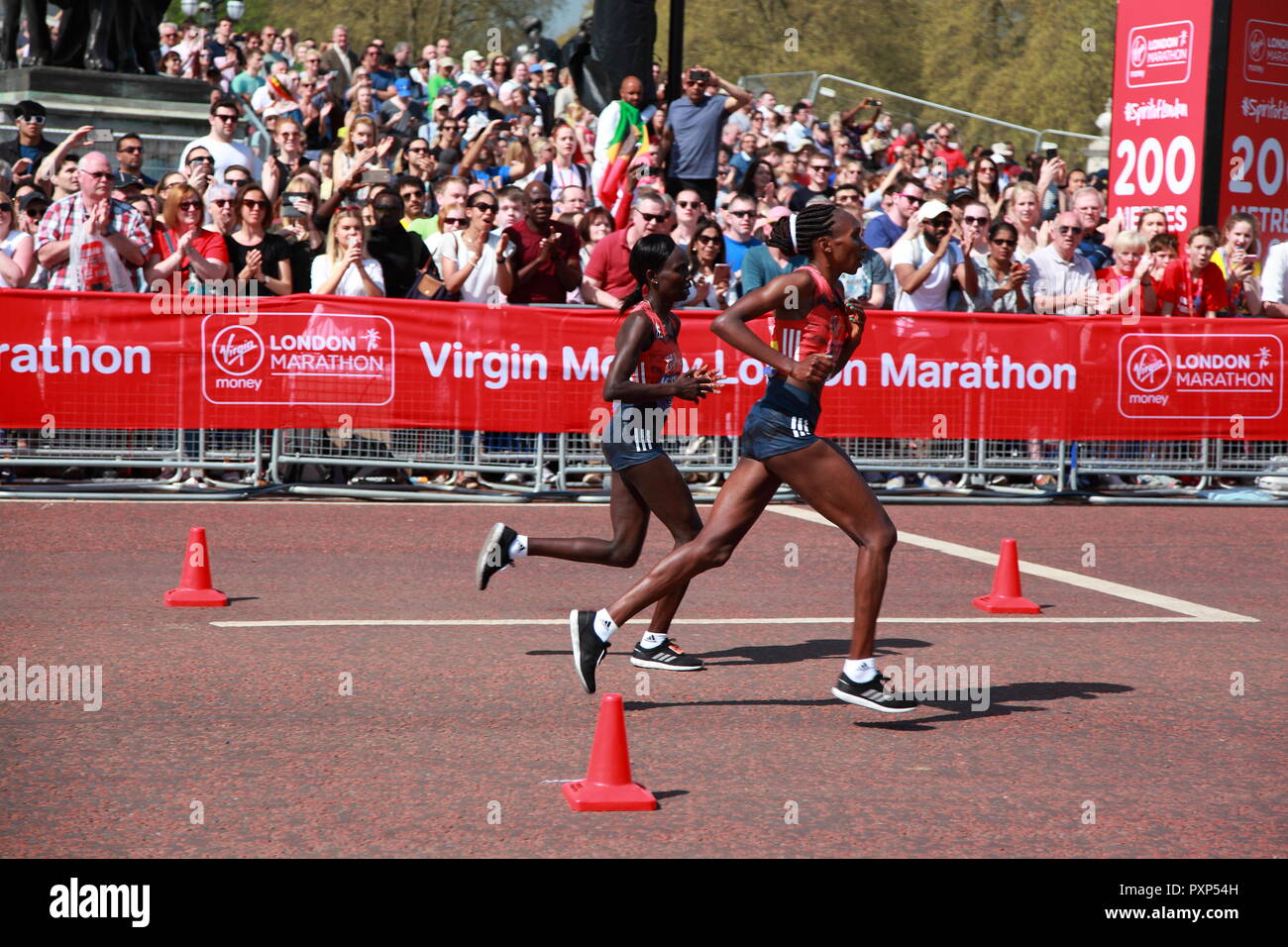 London Marathon 2018, Vivian Cheruiyot und Keitany Cherono aus Kenia, in der letzten Phase vor dem Buckingham Palace. Stockfoto