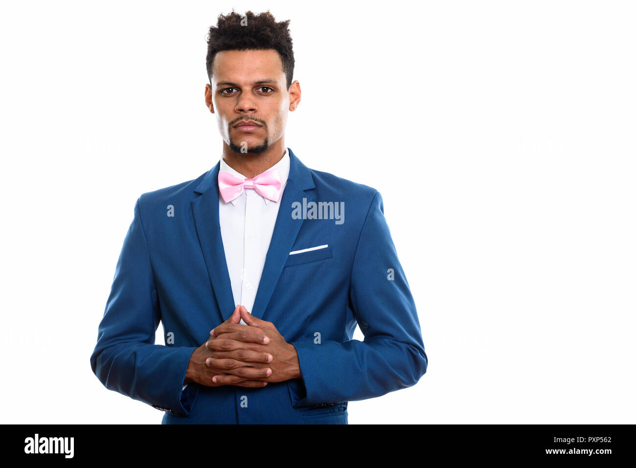 Studio geschossen von jungen afrikanischen Geschäftsmann Verflechtung Finger Stockfoto