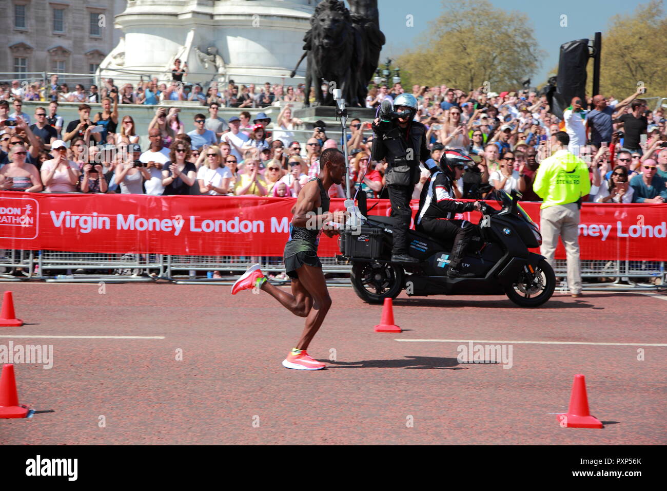 Kitata aus Äthiopien läuft London Marathon 2018, in der letzten Phase vor dem Buckingham Palace. Stockfoto
