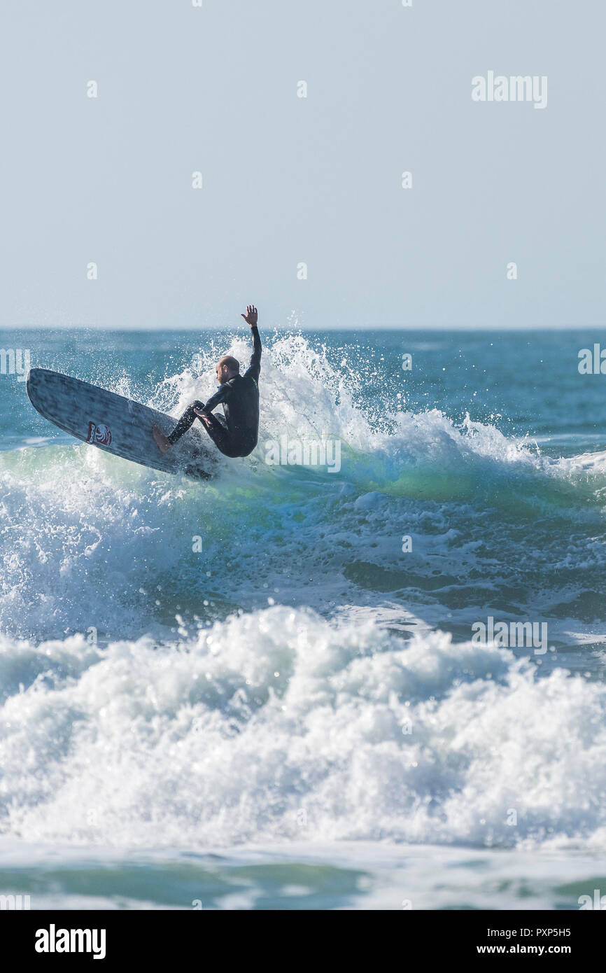 Surfen Cornwall - ein Surfer mit einem Longboard eine große Welle an Fistral in Newquay in Cornwall zu surfen. Stockfoto