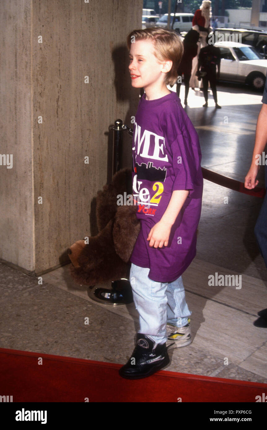 CENTURY CITY, CA - 15. NOVEMBER: Schauspieler Macaulay Culkin nimmt an Twentieth Century Fox's "Home Alone 2: In New York" am 15. November 1992 Cineplex Odeon Century Plaza Kinos in Century City, Kalifornien verloren. Foto von Barry King/Alamy Stock Foto Stockfoto