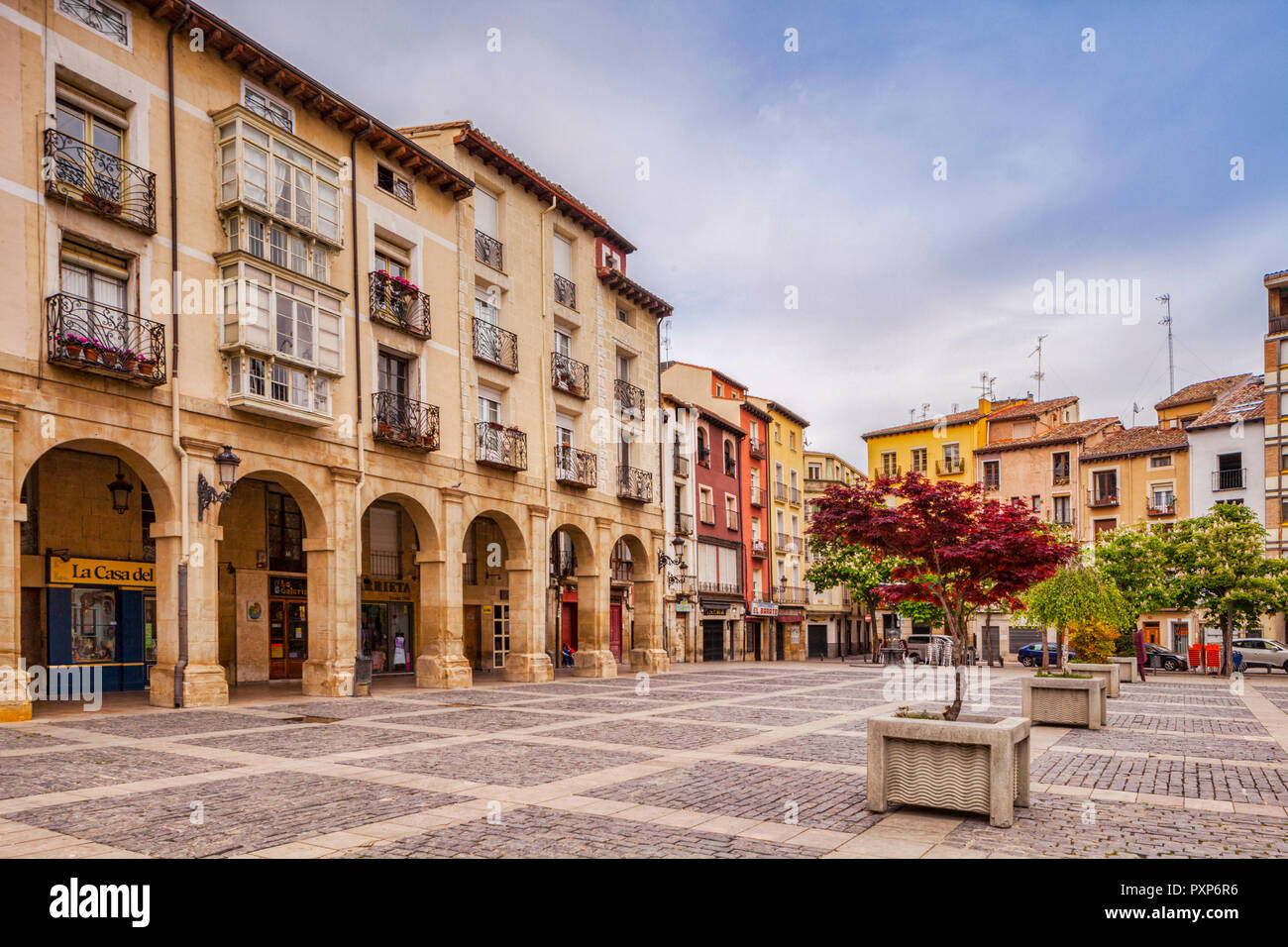 Alte Häuser rund um den Marktplatz in Logrono, La Rioja, Spanien. Stockfoto