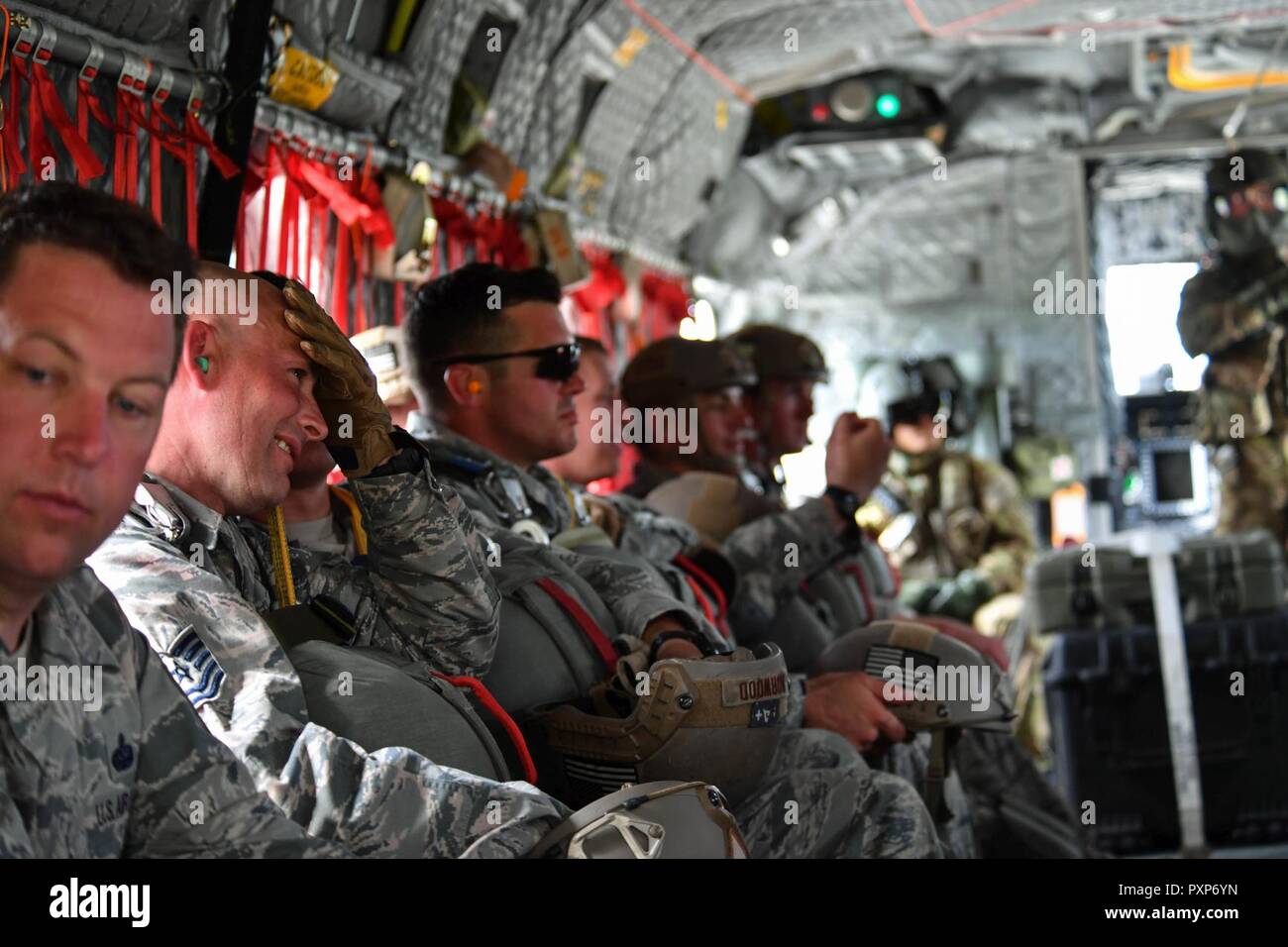 Us Air Force Piloten in die 435Th Contingency Response Group belegt in einem U.S. Army CH-47 Chinook während der Übung Sabre Strike17 am Lielvarde Air Base, Lettland, Juni 10, 2017 sitzen. Die 435Th CRG Flieger mit dem Fallschirm aus dem Chinook, sie für solche Operationen bei der Bereitstellung vorzubereiten. Sabre Streik 17 Highlights Die inhärente Flexibilität der Land- und Luftstreitkräfte, schnell auf Krisen, die die richtige Präsenz, wo es gebraucht wird, reagieren, wenn es erforderlich ist. Stockfoto