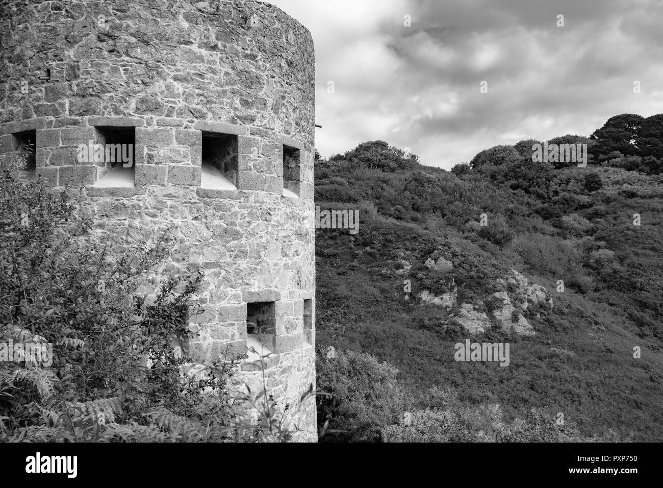 Schwarz und Weiß der alten Guernsey Schlupfloch Towers Stockfoto