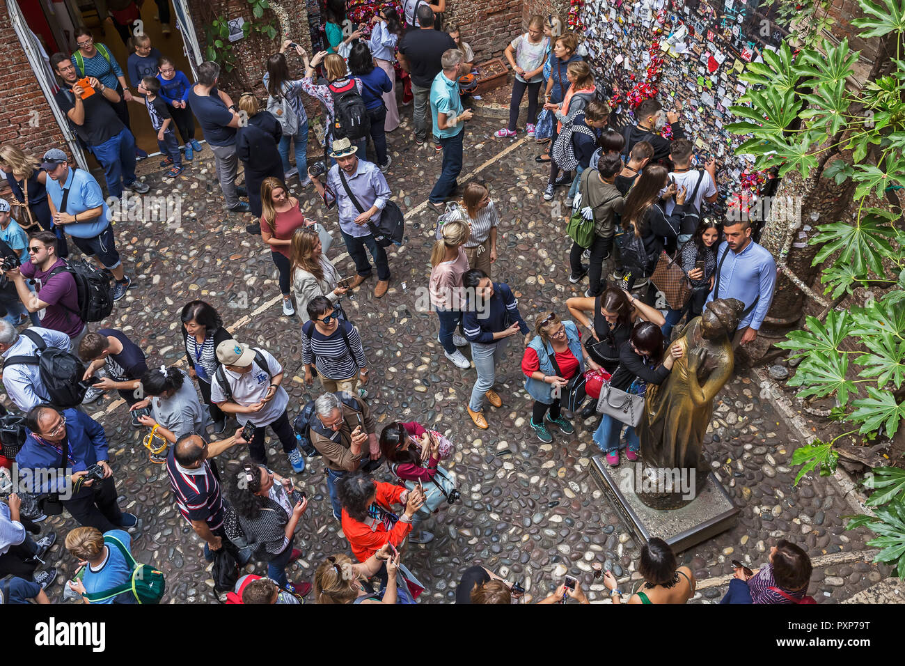 Verona, Italien - 5. Oktober 2017: Massen von Touristen mit Statue im Casa di Giulietta (Haus Julia) in Verona, Italien Stockfoto