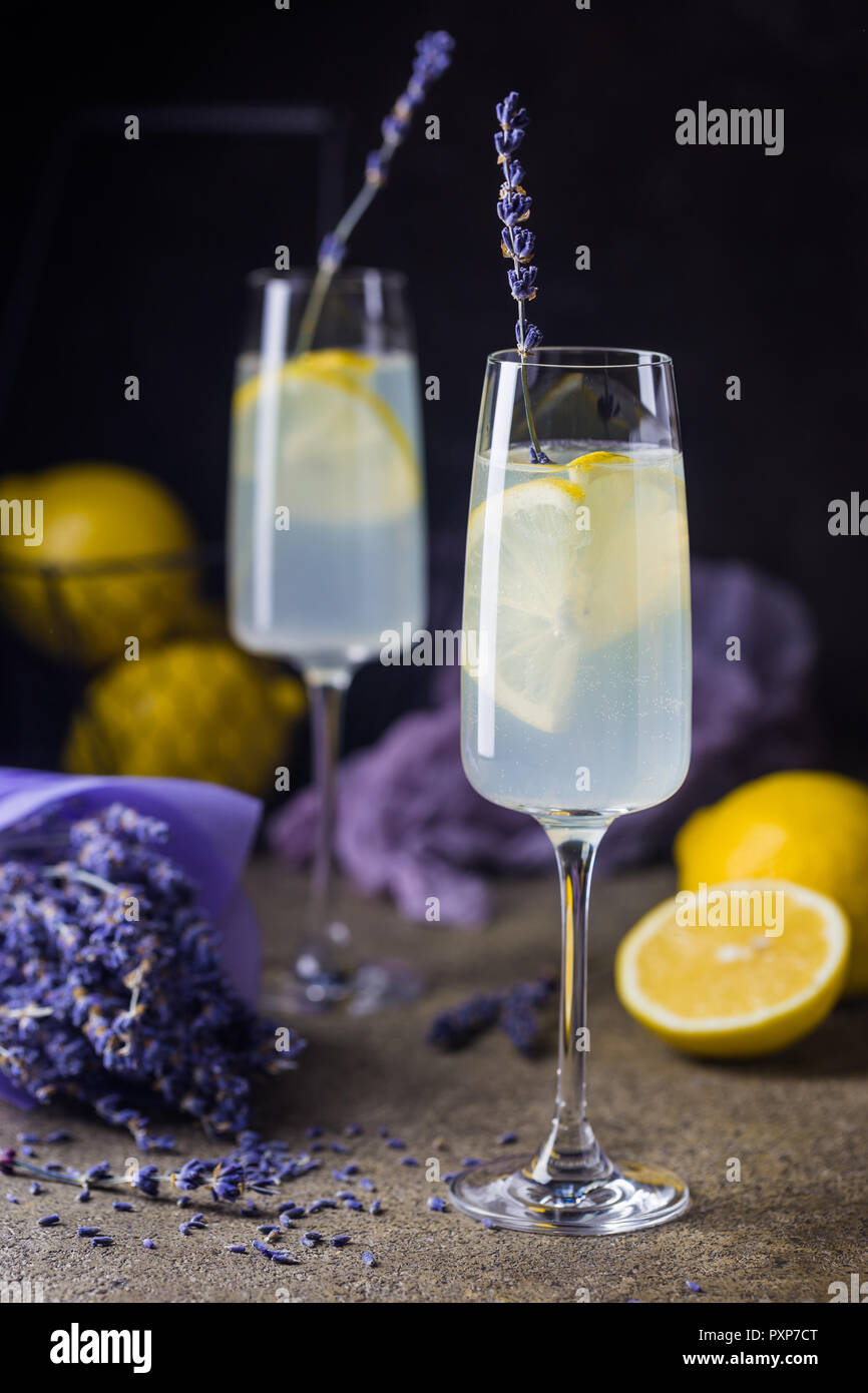 Limonade mit Zitrone und Lavendel Stockfoto