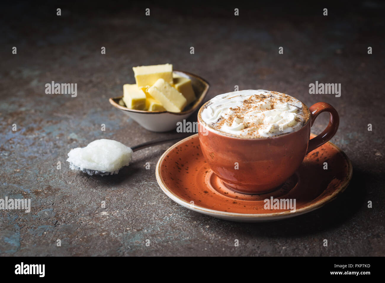 Bulletproof Kaffee, gemischt mit organischen Butter und MCT Kokosöl, Paleo, Keto, Ketogenic trinken Frühstück. Stockfoto
