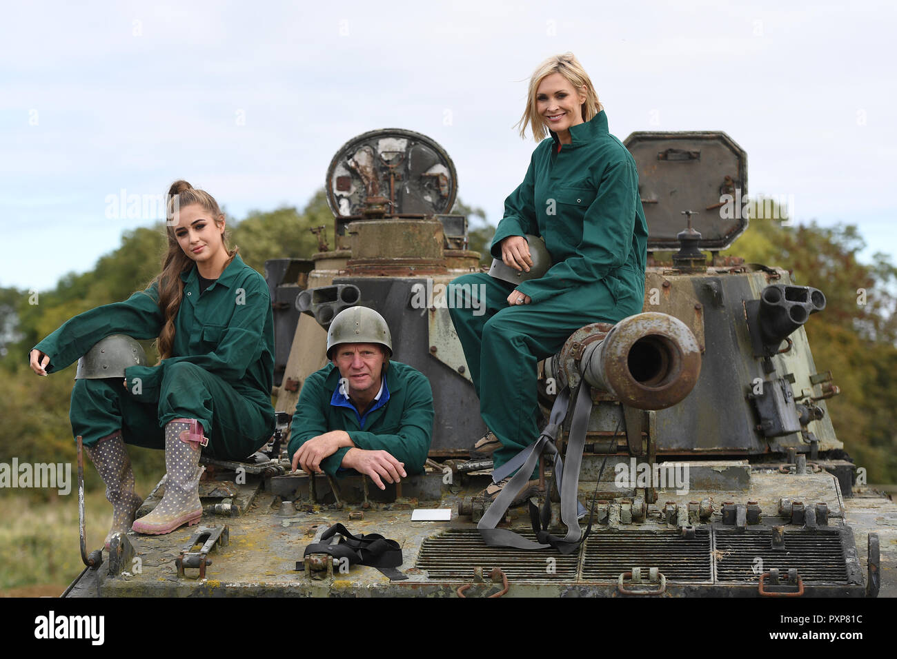 (Von links nach rechts) Georgia Steel von Love Island, der ehemalige Fußballspieler Stuart Pearce und TV-Moderatorin Jenni Falconer beim Start des neuen Programms "On Track with Forces Radio BFBS" bei Tanks A Lot in Brackley, Northamptonshire. Stockfoto