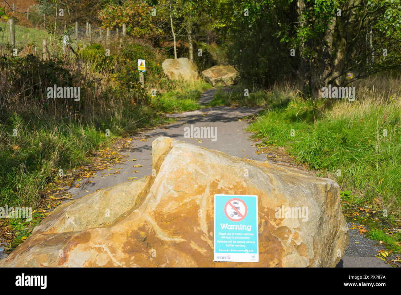 Felsen auf Land weg platziert zu behindern die Fahrer von Motorrädern, verwürfler und Quad Bikes von der Umwelt zu schaden. Greater Manchester, UK. Stockfoto