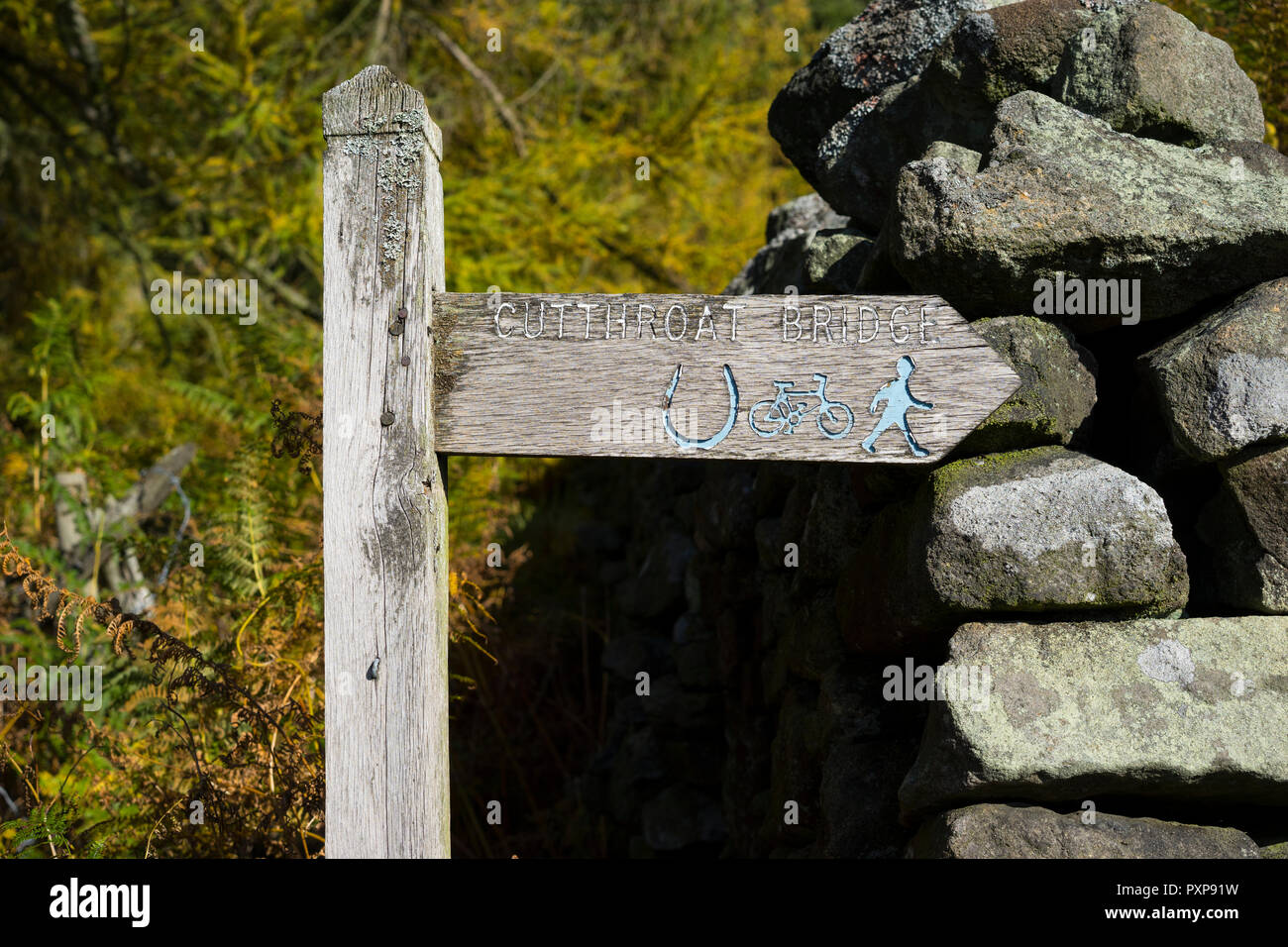 Holzschild post Cutthroat Brücke, Hope Valley, Peak District, Derbyshire, England, UK. Stockfoto