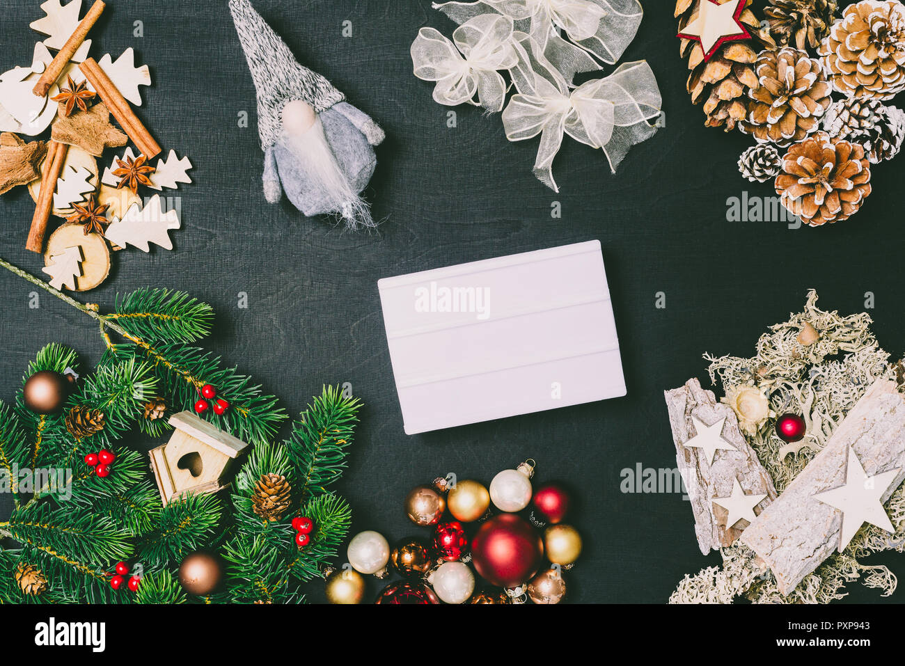Weihnachtsdekoration und weißen Lightbox mit Kopie Raum für Frohes neues Jahr Nachricht auf schwarzem Hintergrund als flatlay Stockfoto