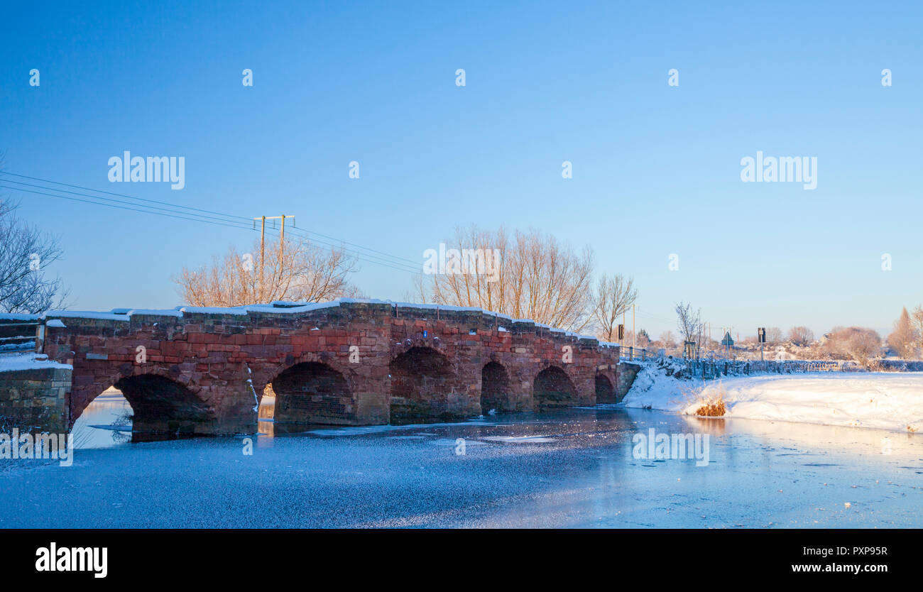 Eckington Brücke und der gefrorene Fluss Avon am Weihnachtstag im Jahr 2010 mit einer Temperatur von -15C, England Stockfoto