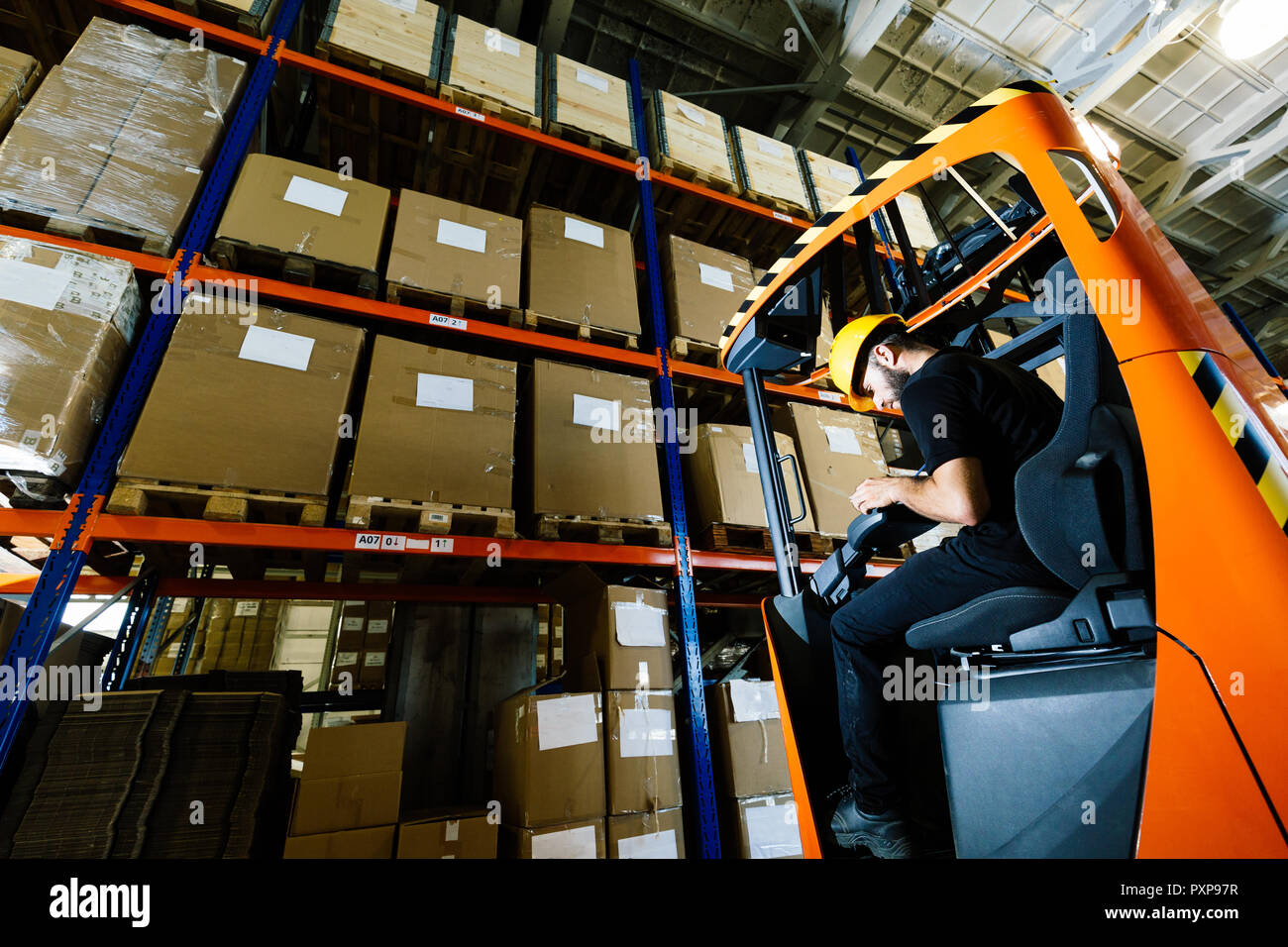 Lagerarbeiter, Logistik arbeiten mit einem Gabelstapler Lader Stockfoto