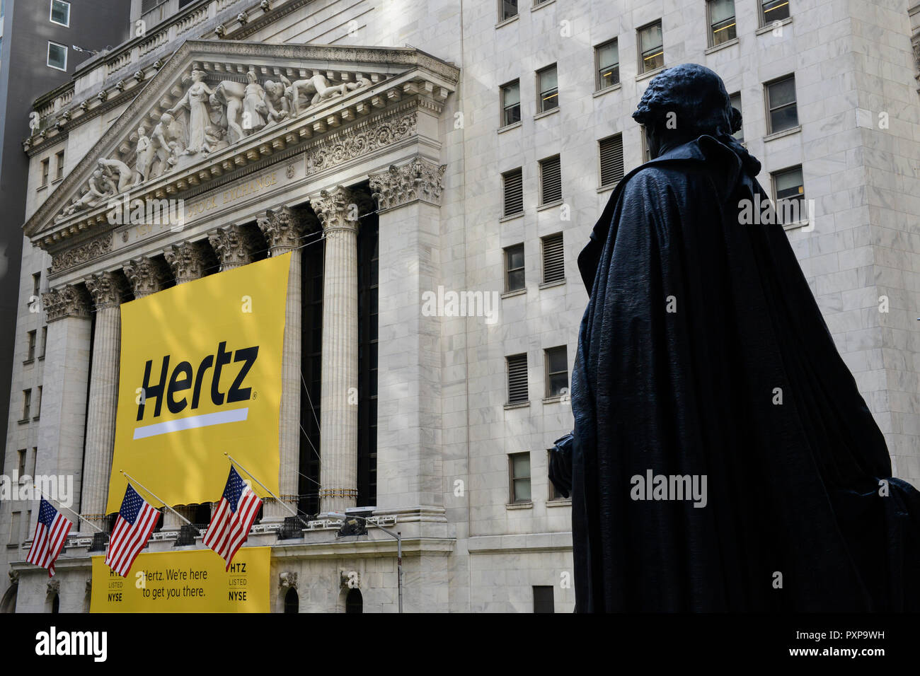 USA, New York City, Manhattan, Gebäude der NYSE New York Stock Exchange an der Wall Street, Banner der Autovermieter Hertz gelistet seit 1997, auf der Vorderseite des George Washington Statue/Börse an der Wall Street. Stockfoto