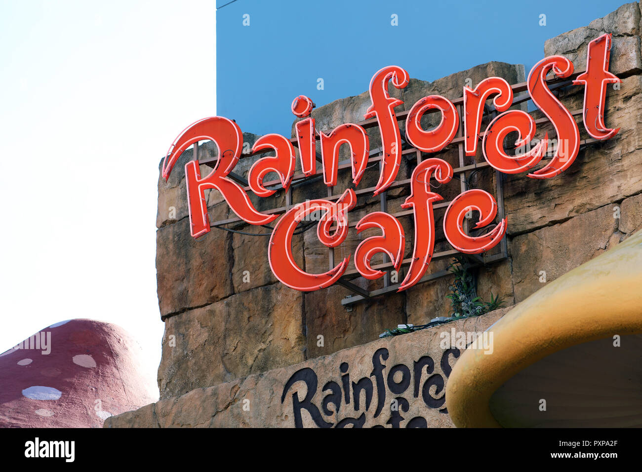 Chessy, Frankreich - Oktober 13, 2018: Rainforest Cafe Anmelden Disney Village in Meaux in der Nähe von Paris, Frankreich, Europa Stockfoto