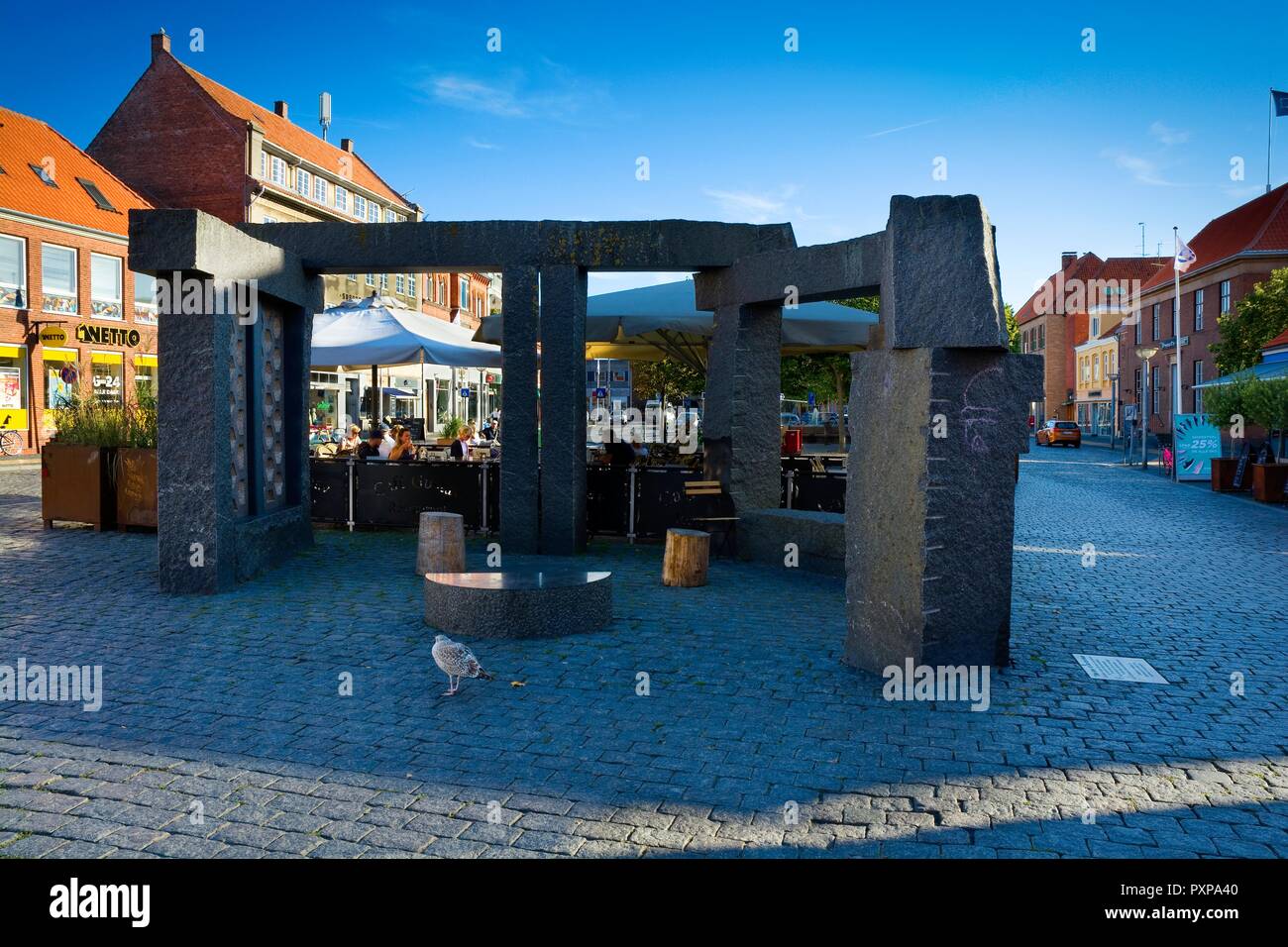 Rönne, Dänemark 22. AUGUST 2018 Granit Obelisk Sonnenuhr ähnlich